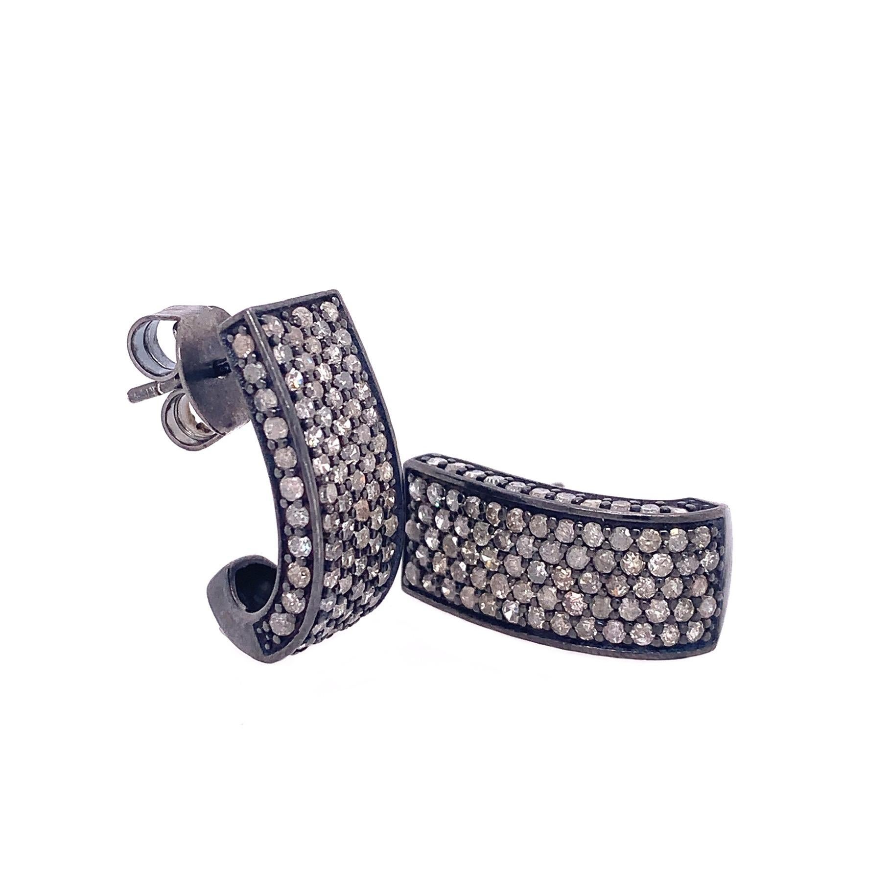 Collezione rustica

Diamante Icy incastonato in argento sterling annerito.

Diamante: 2,60ct di peso totale.