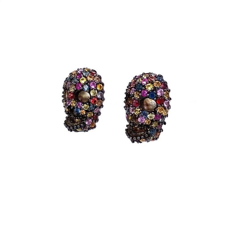 Leben in Farbe Kollektion 

Niedliche und wilde mehrfarbige Saphir-Totenkopf-Ohrstecker aus geschwärztem Sterlingsilber.  
