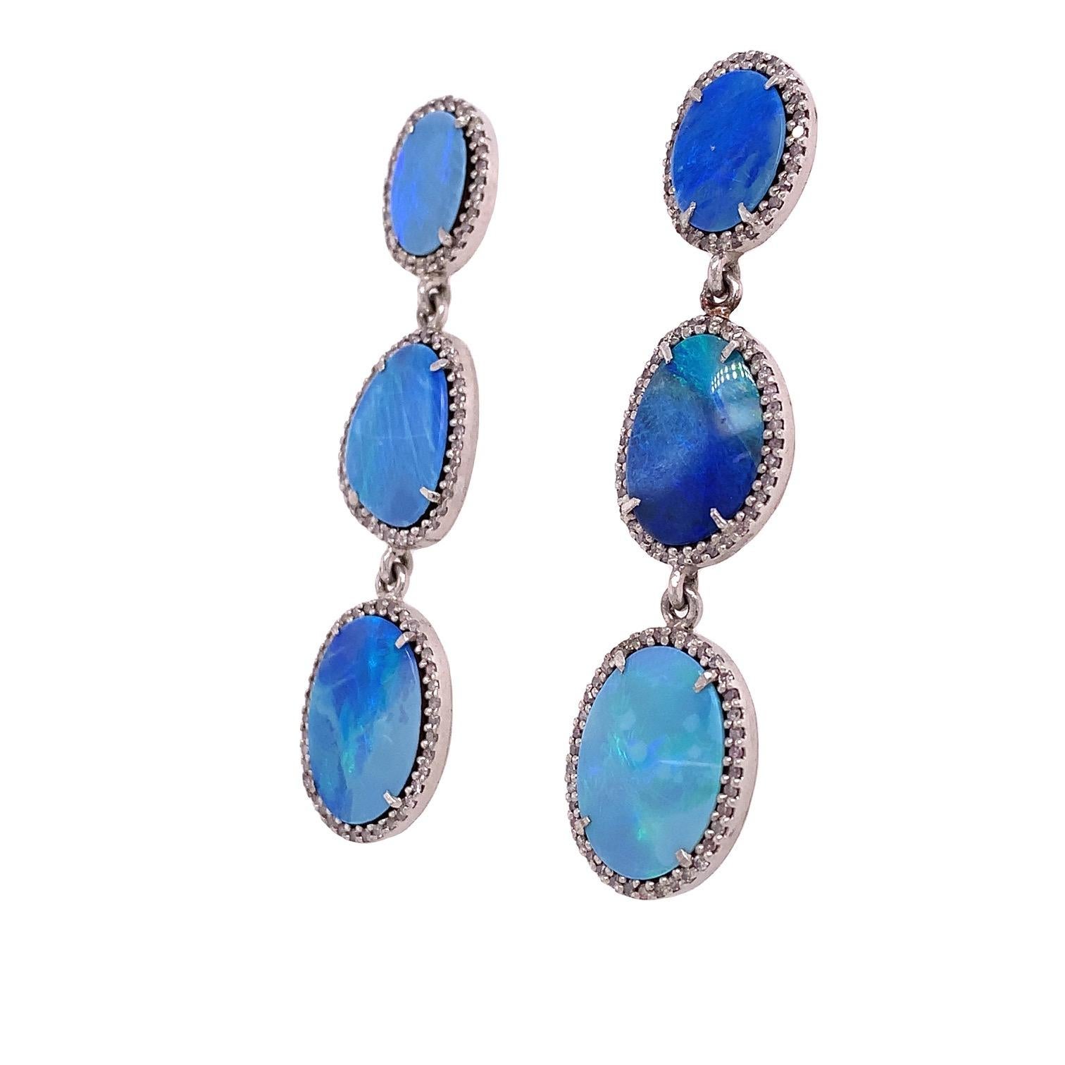 Life In Color Kollektion 

Himmelblauer australischer Opal mit rustikalen Diamanten in Sterlingsilber gefasst.

Opal: Gesamtgewicht 12,10 Karat.
Diamanten: 0,73 Karat Gesamtgewicht.
