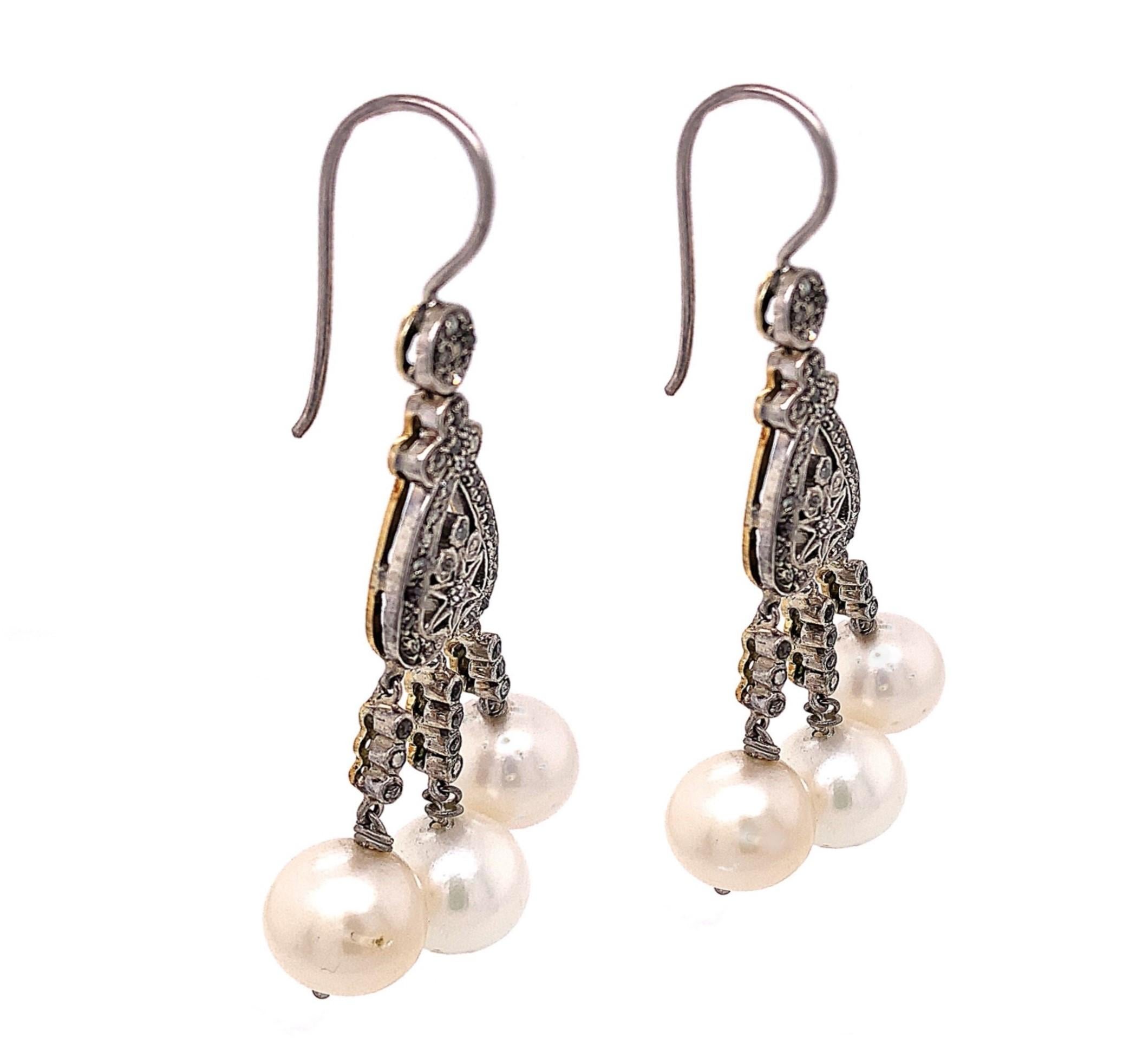 Moon Light Collection

South sea natural Pearl with icy Diamond chandelier earring set in Sterling Silver and 18K White Gold.

Pearl: 61.85ct total weight.
Diamond: 1.10ct total weight.
