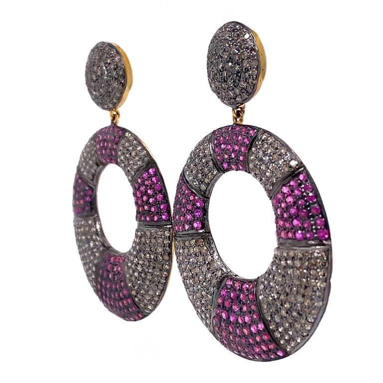 Contemporain Lucea New York Boucles d'oreilles en goutte en forme de cercle en rubis et diamants en vente