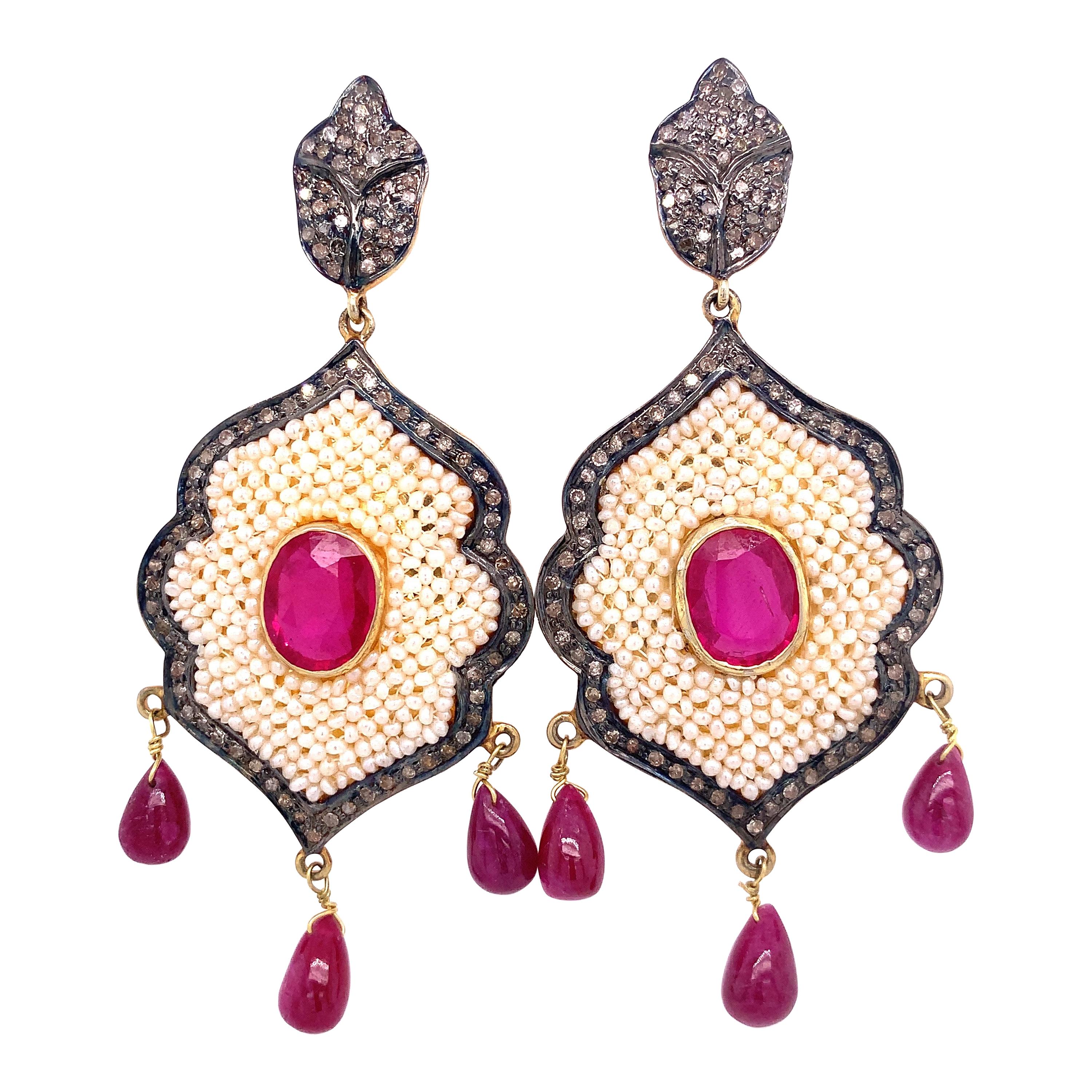 Lucea New York Boucles d'oreilles chandelier en rubis, diamants et perles