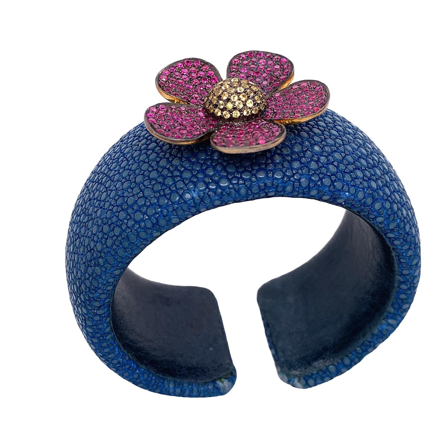 La combinazione di rubino e pelle è un modo elegante per aggiungere un tocco di colore al tuo guardaroba quotidiano, oltre a essere chic ed elegante. È realizzato a mano con un fiore placcato in argento sulla parte superiore della pelle