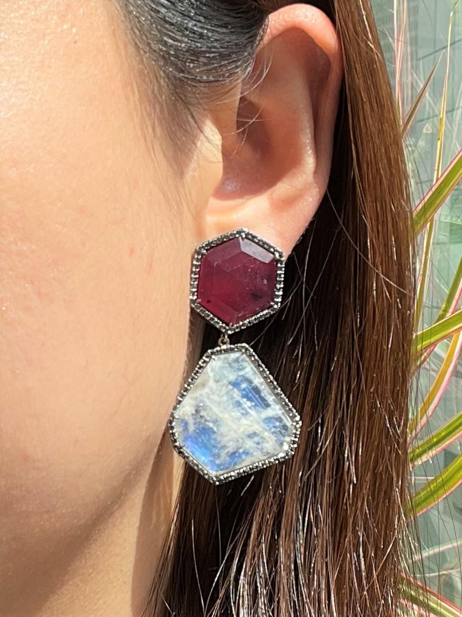 Donna Lucea New York Orecchini con rubino, pietra di luna e diamanti neri in vendita