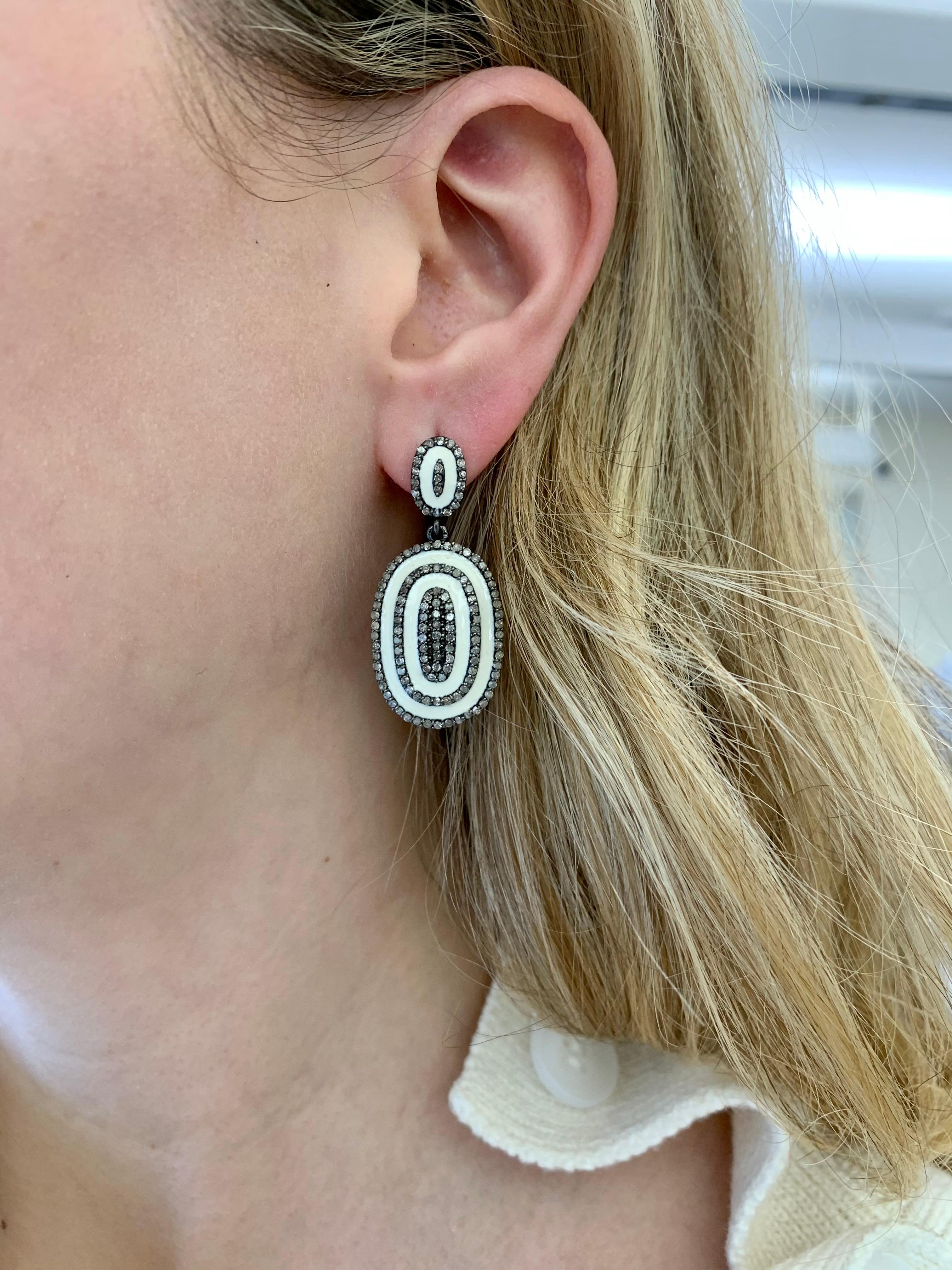 Lucea New York Rustikale Diamant- und Emaille-Ohrringe Herren im Angebot