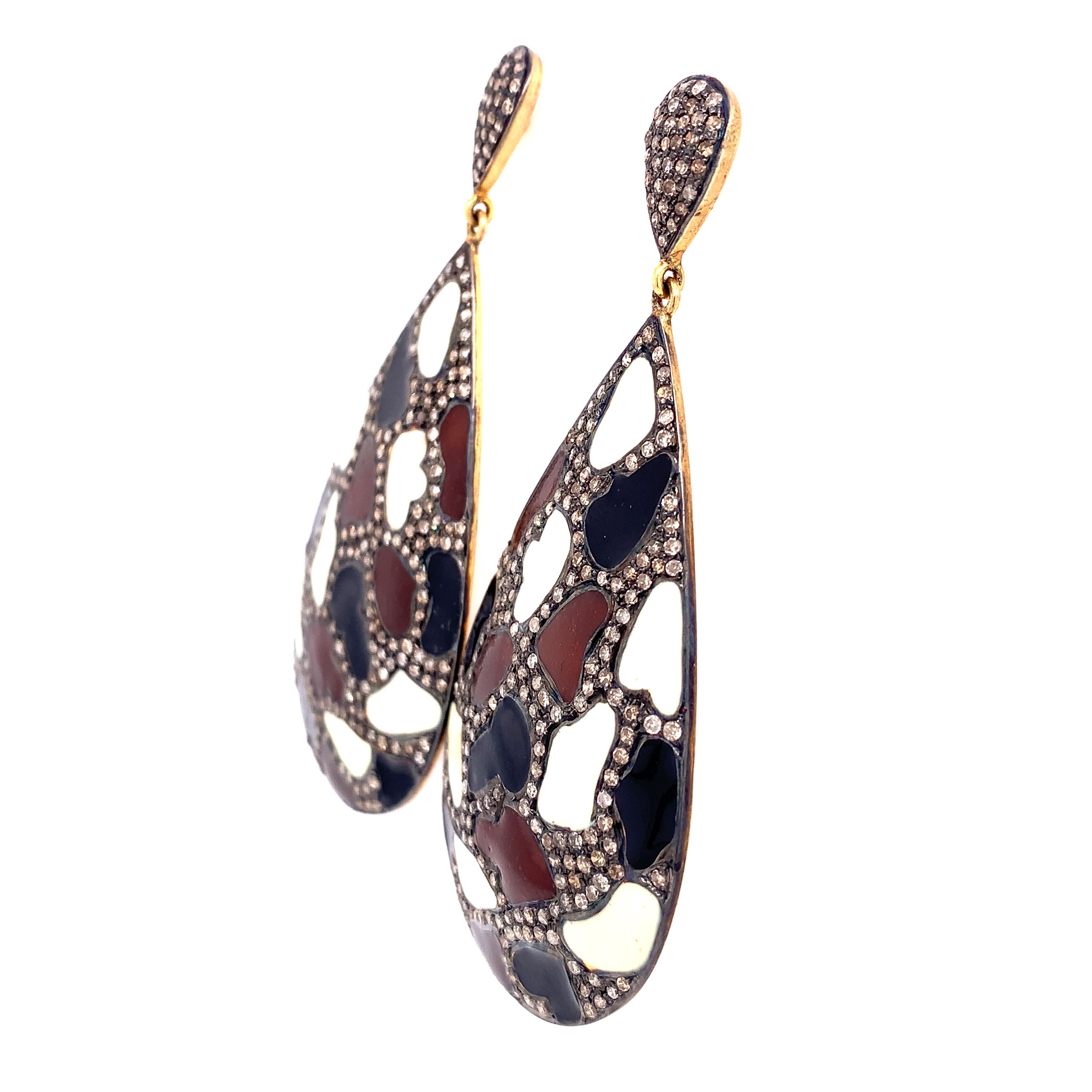 Rustic Collection

Pear Shape droop earrings with rustic Diamonds and Enamel set in blackened sterling silver and 14K gold plating.

Diamond :  2.96 ct total weight.
