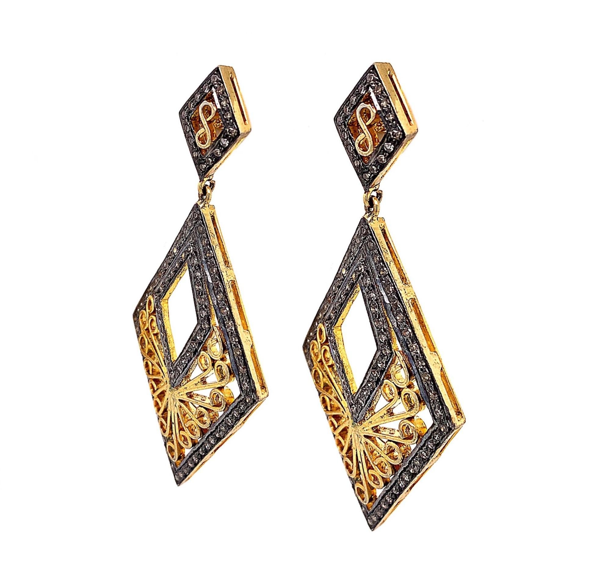 Collezione rustica

Orecchini pendenti rustici in filigrana d'oro e diamanti in argento sterling e placcatura in oro giallo 14 carati.

Diamante: 1,29ct di peso totale.