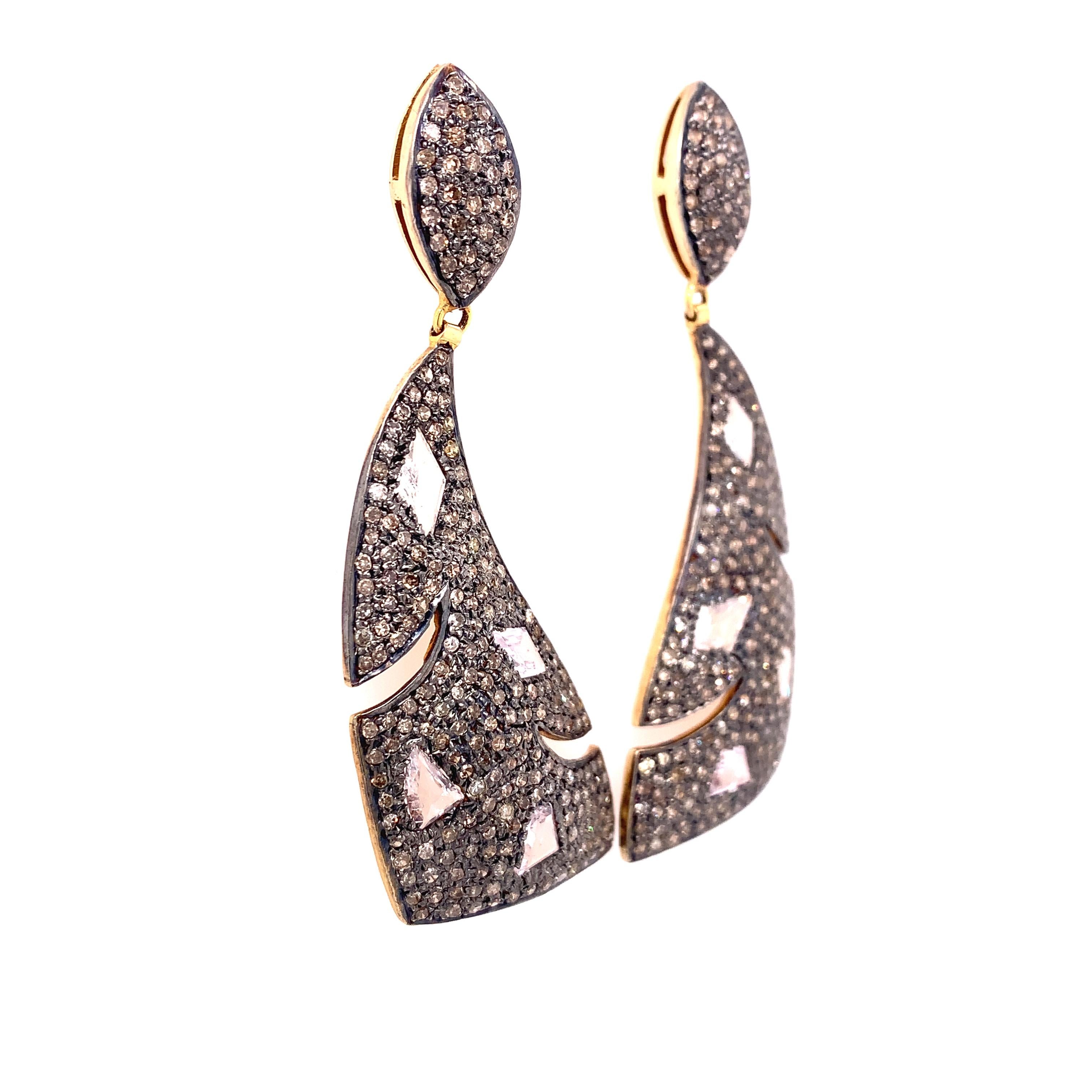 Collezione rustica

Orecchino con motivo a tronco con diamanti rustici incastonati in  Argento 925 e placcatura in oro giallo 14K.

Diamante: 3,96ct di peso totale.
 