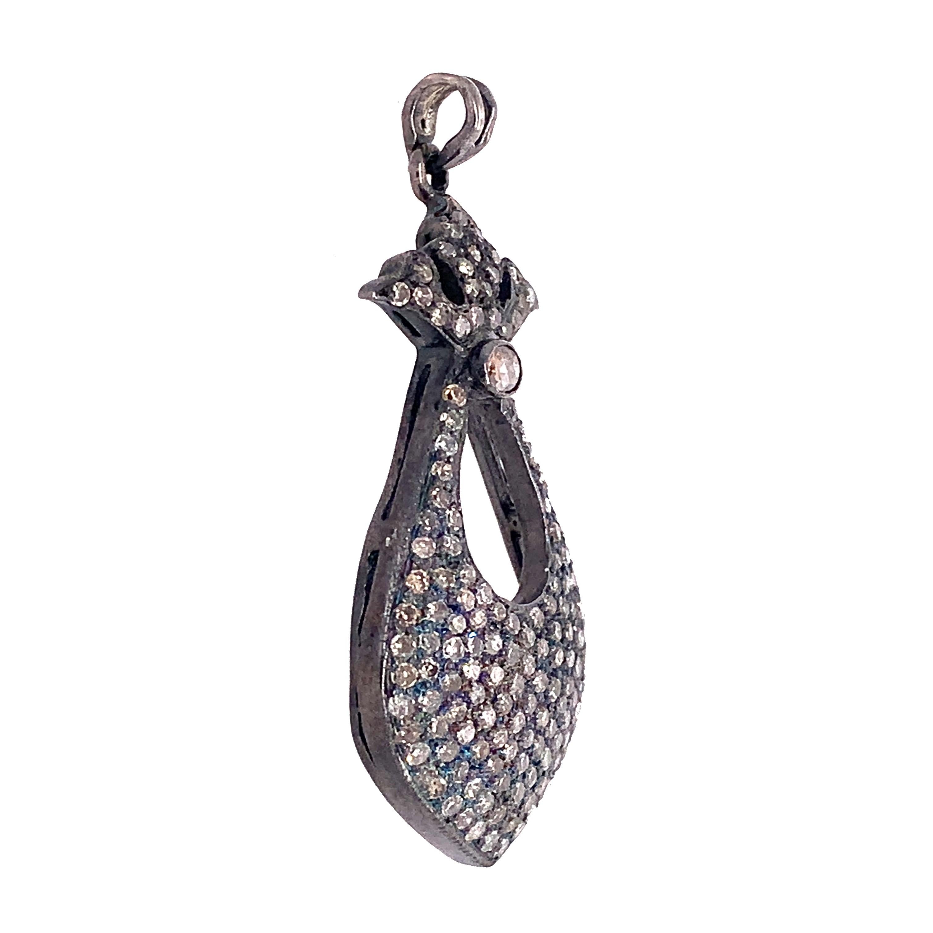 Collezione rustica

Ciondolo rustico con diamante in argento sterling annerito.

Diamante: 3,00ct peso totale