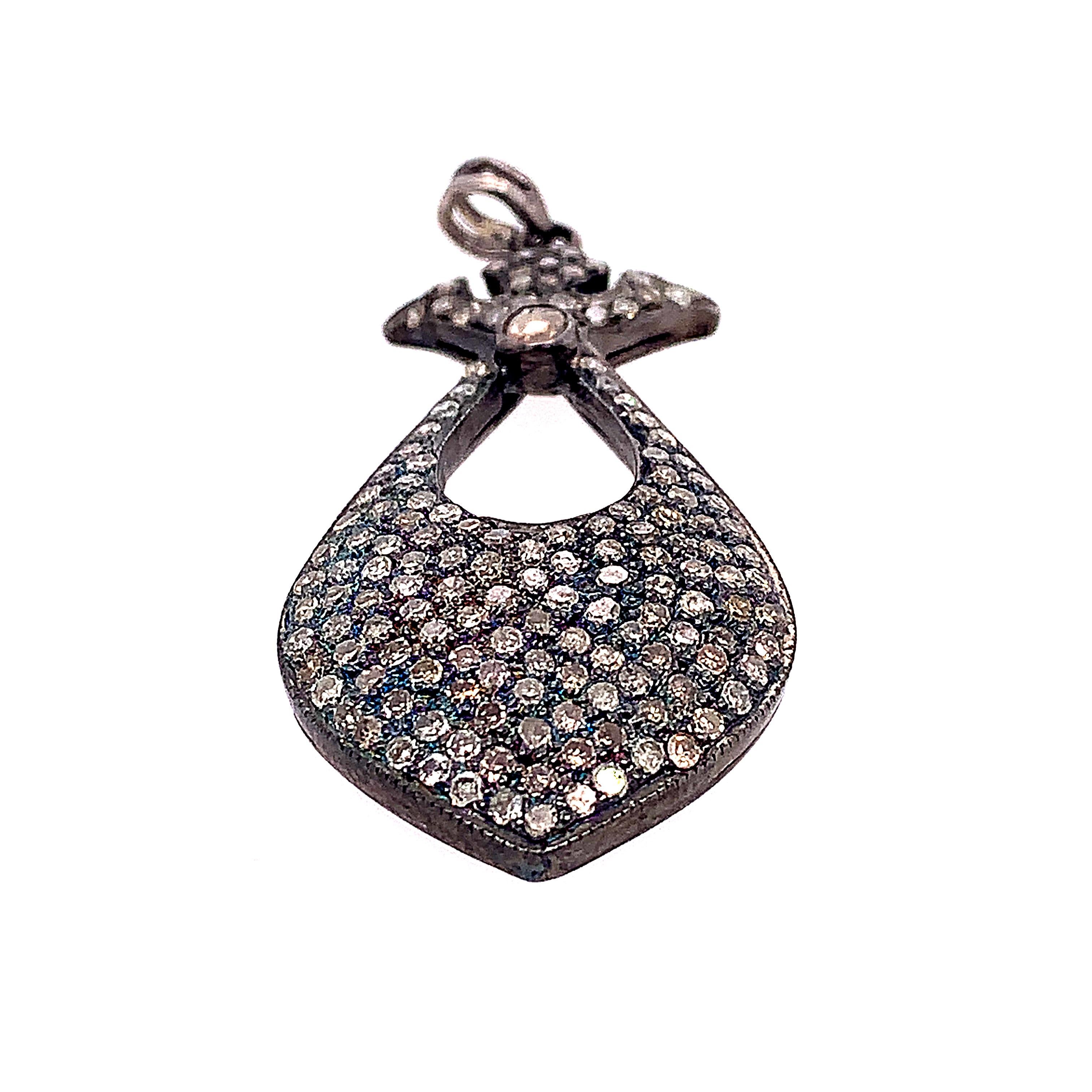 Taglio rotondo Lucea New York Ciondolo con diamante rustico in vendita