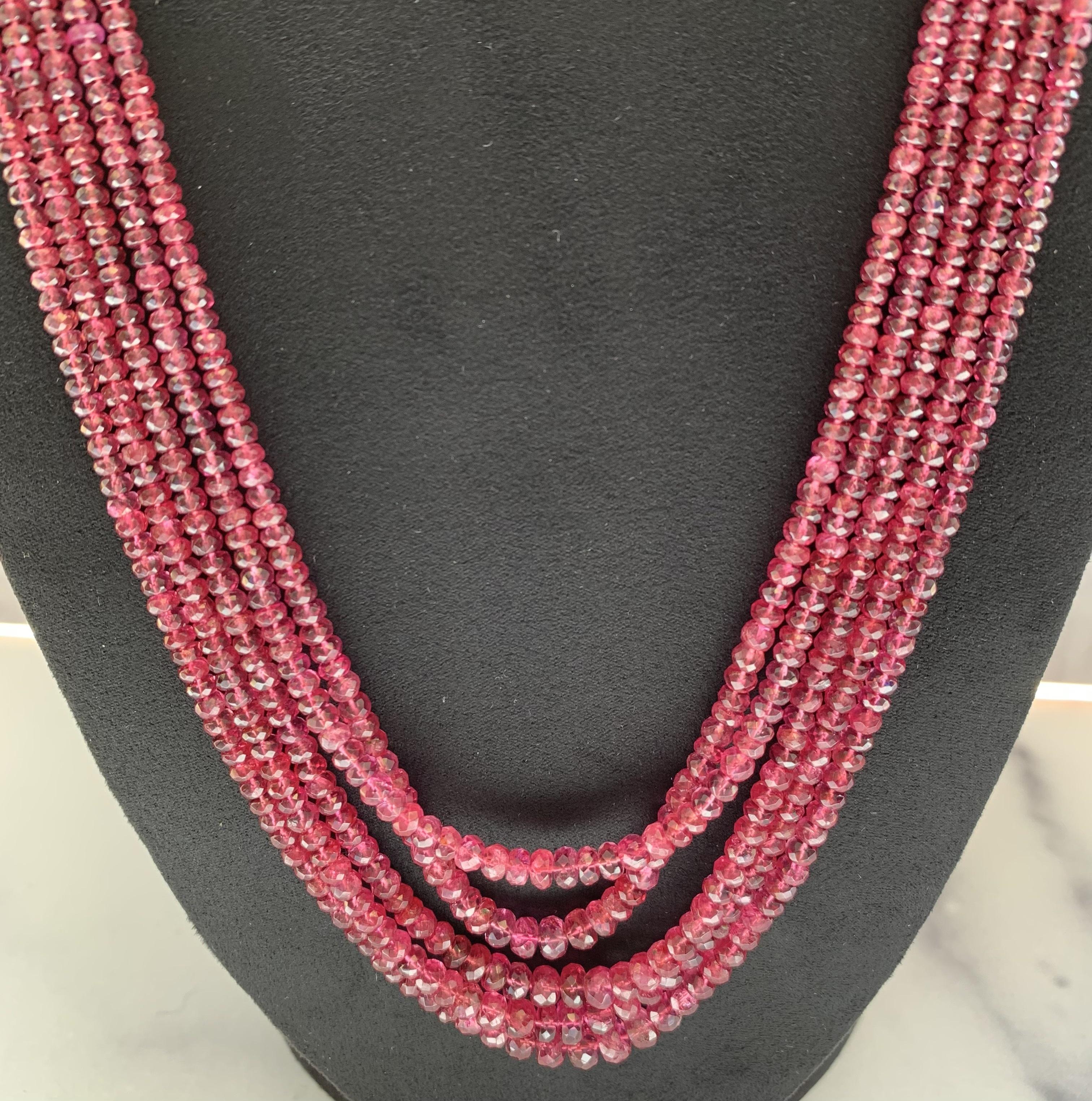 Collection Vie en couleur

Perles de spinelle totalisant 326,40ct, présentées sous forme de collier long à plusieurs brins. La longueur peut être ajustée à partir des 24 pouces de base.

Spinelle : 326.40ct poids total.