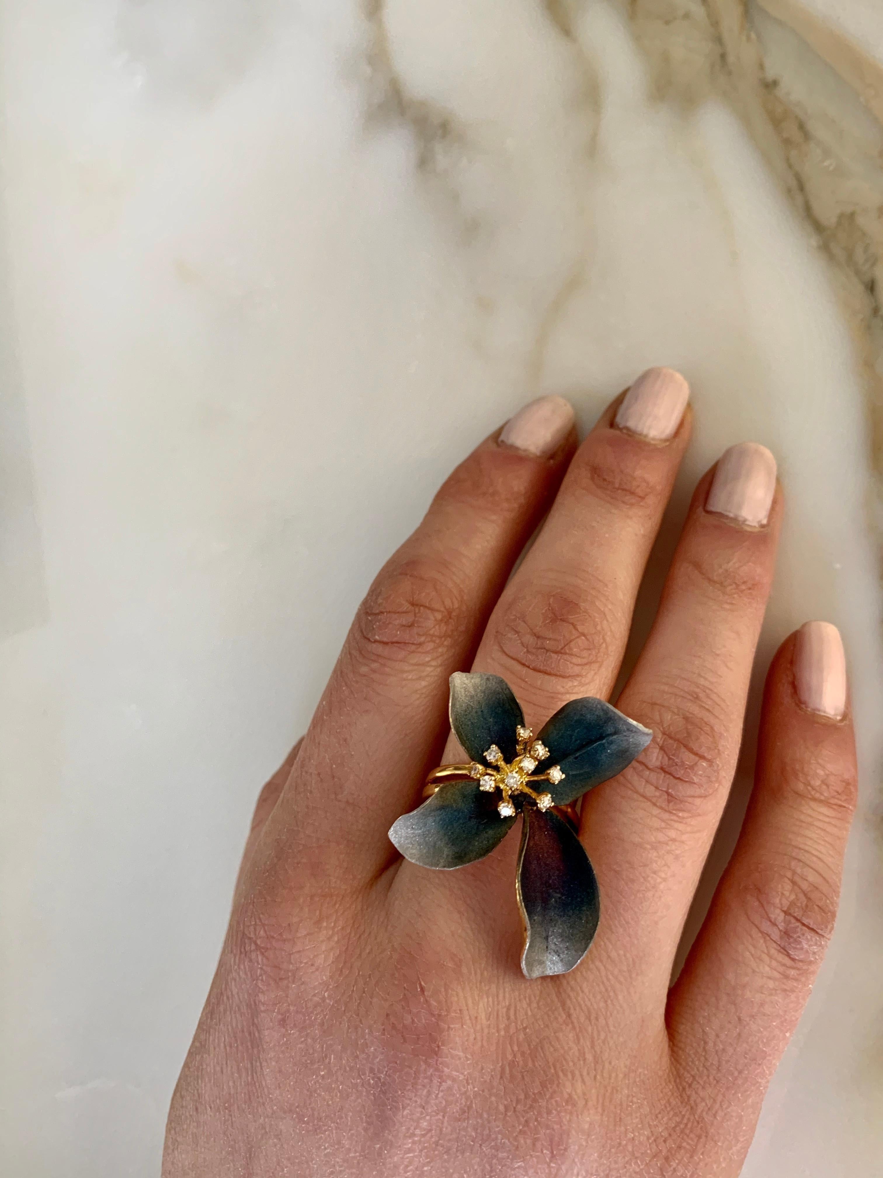 Lucea New York, Ring aus grauem Rhodium mit Diamantblütenmuster (Zeitgenössisch)