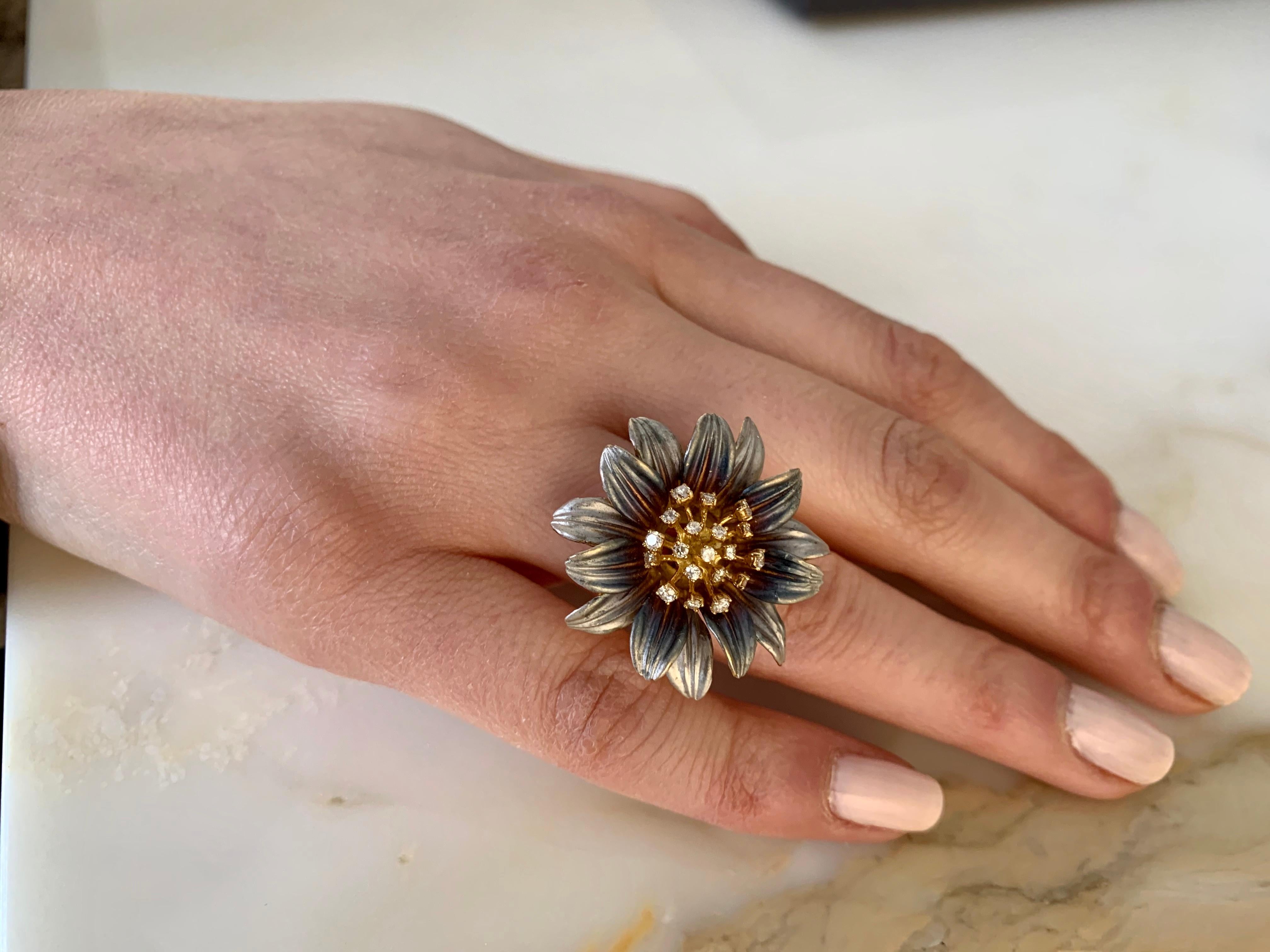 Lucea New York, Ring aus grauem Rhodium mit Diamantblütenmuster Damen