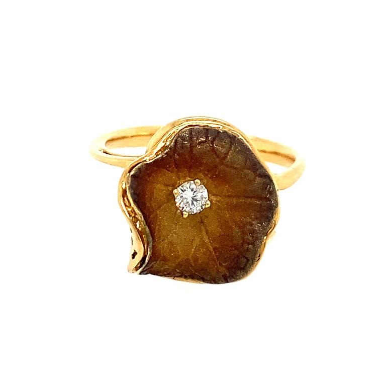 Grau-Braun Kollektion

Organischer Ring aus gefärbtem Rhodium mit Diamanten, gefasst in 18 Karat Gelbgold. US Grö�ße 7

Diamanten: 0.07ct Gesamtgewicht.
Alle Diamanten sind G-H / SI Steine

