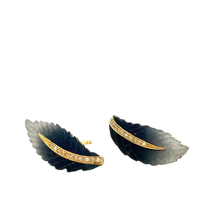Collezione grigio-marrone

Orecchini a perno in rodio colorato con foglie organiche Diamanti incastonati in oro giallo 18 carati.

Diamanti: 0,13 ct di peso totale.
Tutti i diamanti sono pietre G-H / SI

