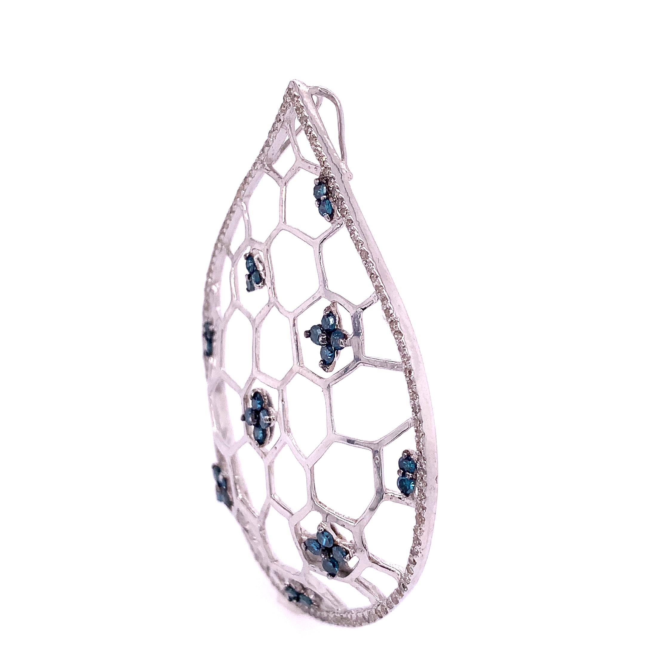 Life in color collection

Blue diamonds set in silver honey comb pattern with white diamonds pave.

Blue Diamond : 0.56ct total weight.
Diamond : 0.45ct total weight.