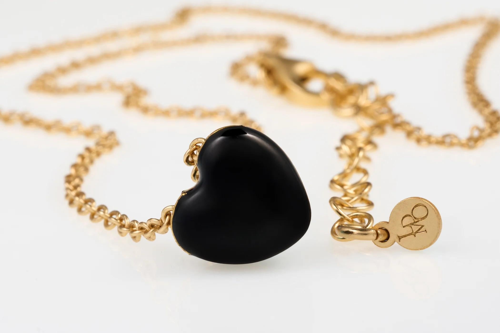 Graziosa collana con ciondolo tridimensionale a forma di cuore, con smalto nero lavorato a mano. 


Argento 925, smalto 

Dimensioni del cuore mm 5

Lunghezza regolabile da cm 40 a 45

Spedizione gratuita in tutta Italia 

Prodotto in Italia 