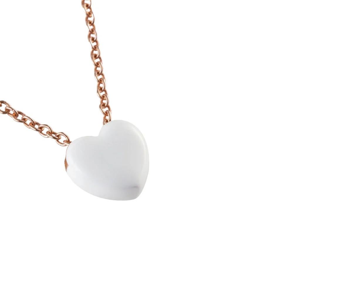 Graziosa collana con ciondolo tridimensionale a forma di cuore, con smalto artigianale a scelta tra bianco, nero, blu e rosa. 


Argento 925, smalto 

Dimensioni del cuore mm 5

Lunghezza regolabile da cm 40 a 45
