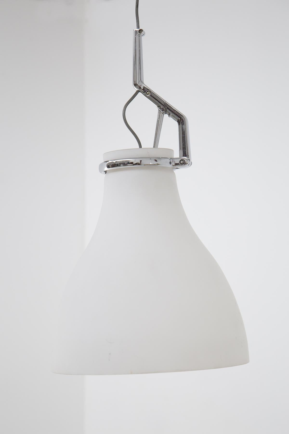 Preciosa lámpara de cristal opalino fabricada por Luceplan en los años 70, fina manufactura italiana.
La particularidad de las lámparas es que se pueden ajustar en altura, lo que te permite crear un efecto óptico sosteniendo una más alta y otra más