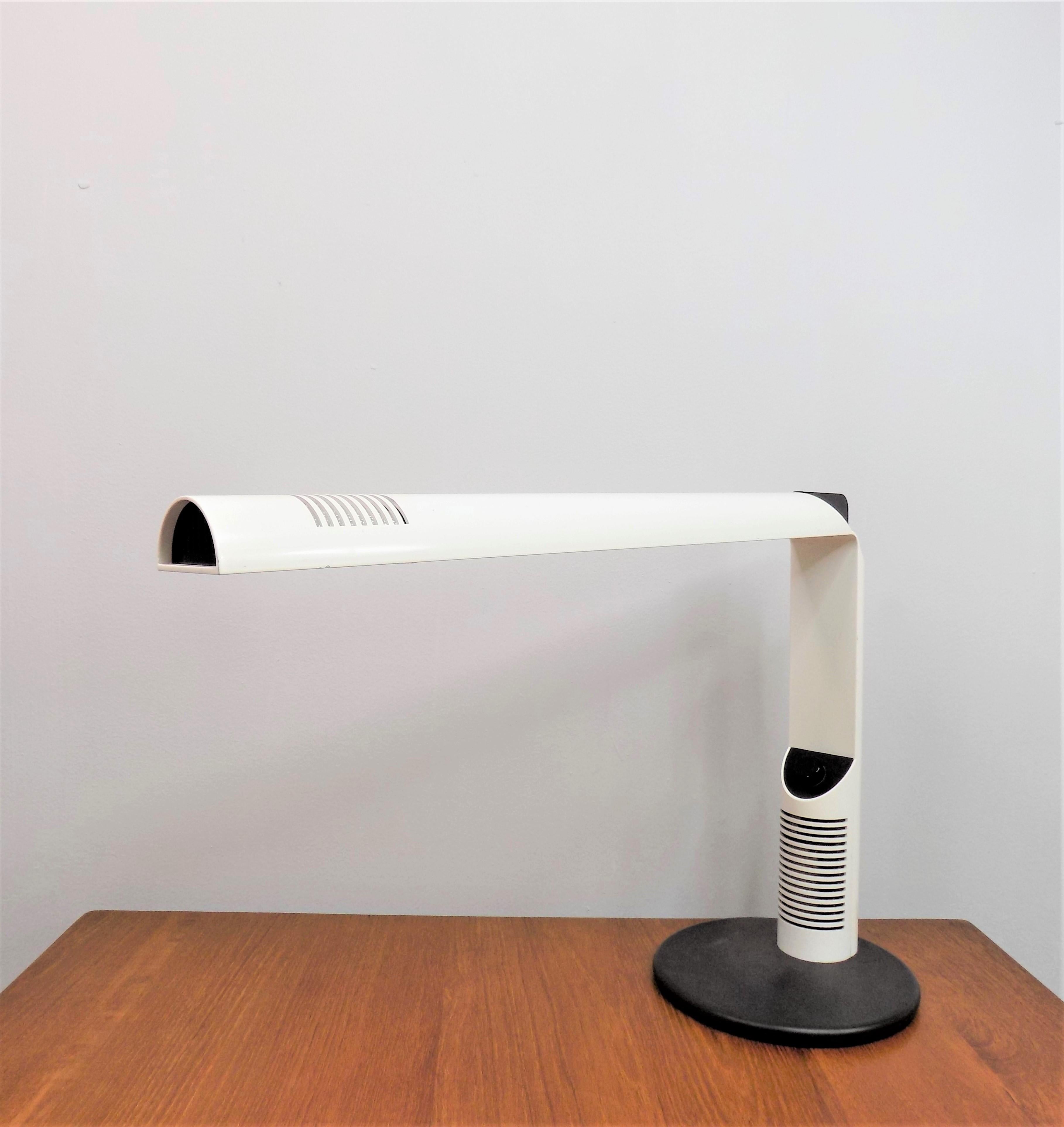 This Luci Abele table lamp, manufactured in a white plastic with black applications , is in very good condition. The plastic case shows minimal signs of wear, as does the black metal base. The table lamp with its timeless, always modern-looking