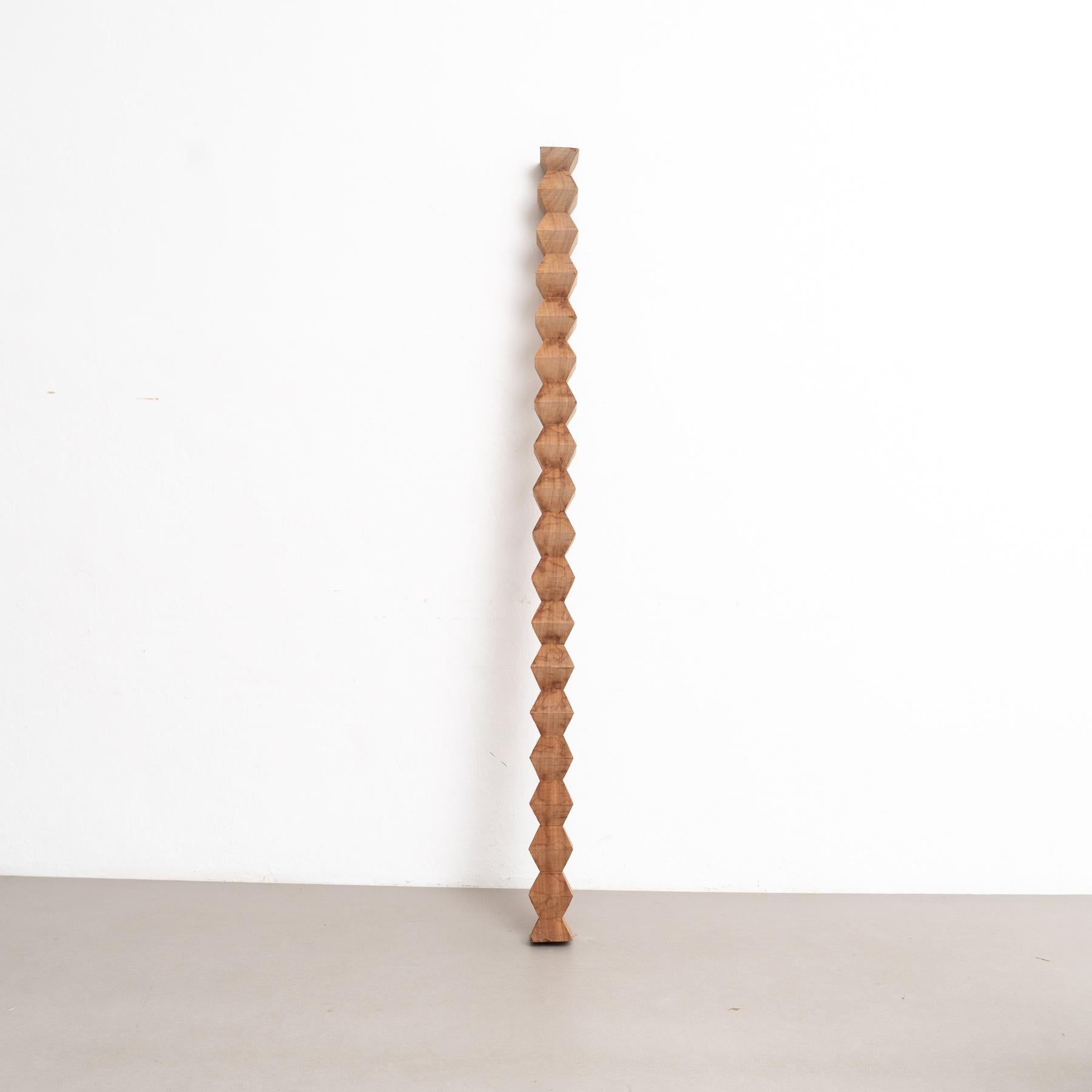 Zeitgenössisches abstraktes säulenförmiges Kunstwerk von Luce.

Unbetitelt.

Auf geschnitztem Holz.

Im Originalzustand, mit geringen Gebrauchsspuren, die dem Alter und dem Gebrauch entsprechen, wobei eine schöne Patina erhalten