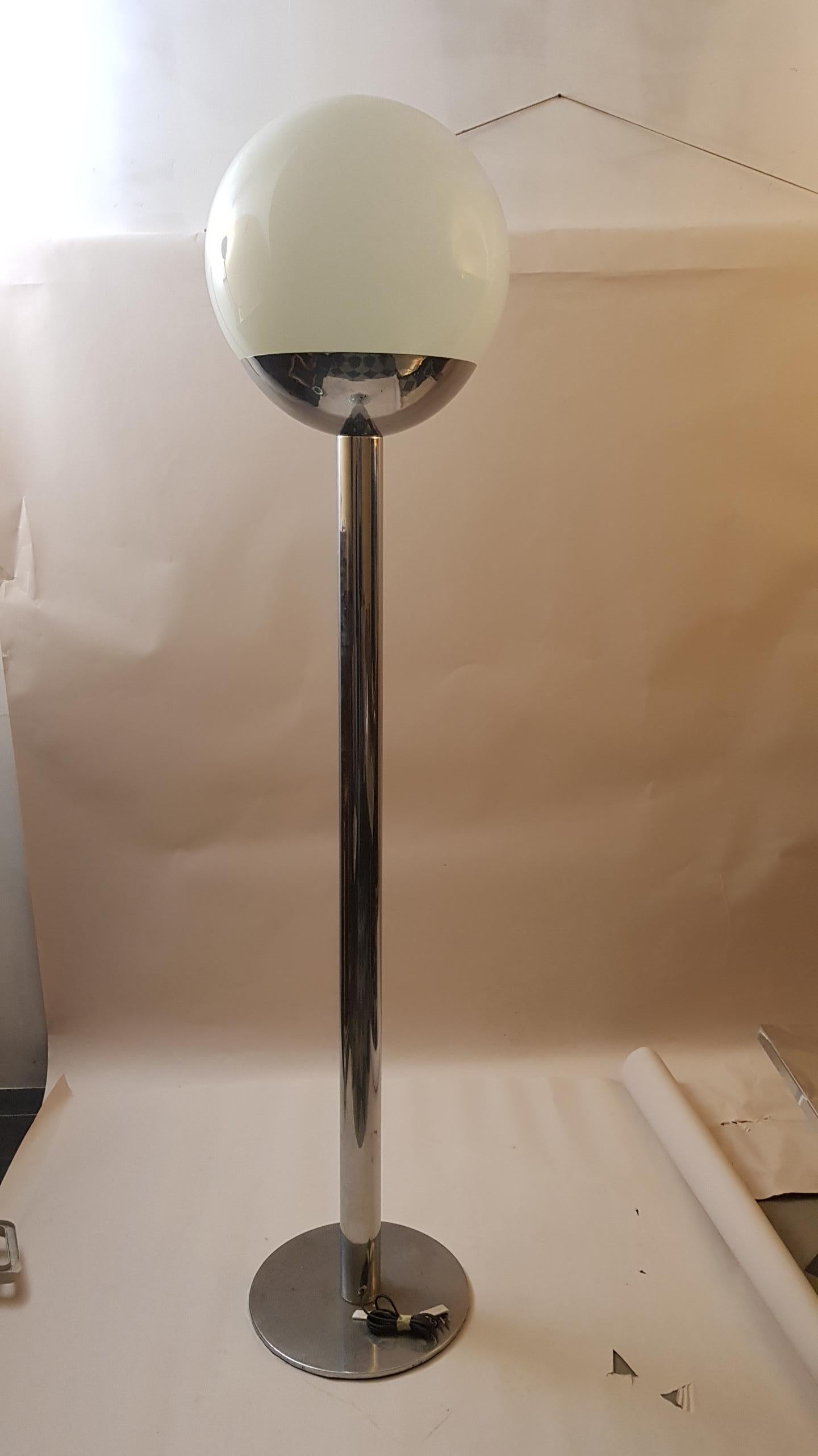 Big chromed steel floor lamp with white glass bowl Mod p428 Pia guidotti crippa Luci, circa 1970.

Electrical system to be reviewed.