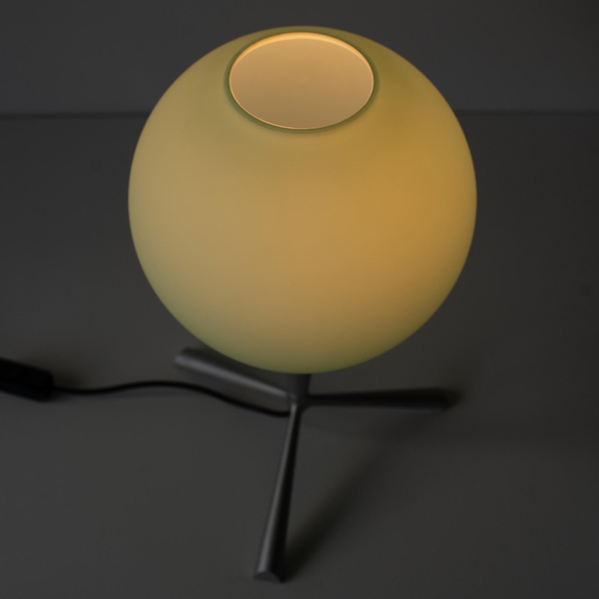 Lámpara globo Luci Olla  postmodernos años 90  diseño de estilo Italiano en venta