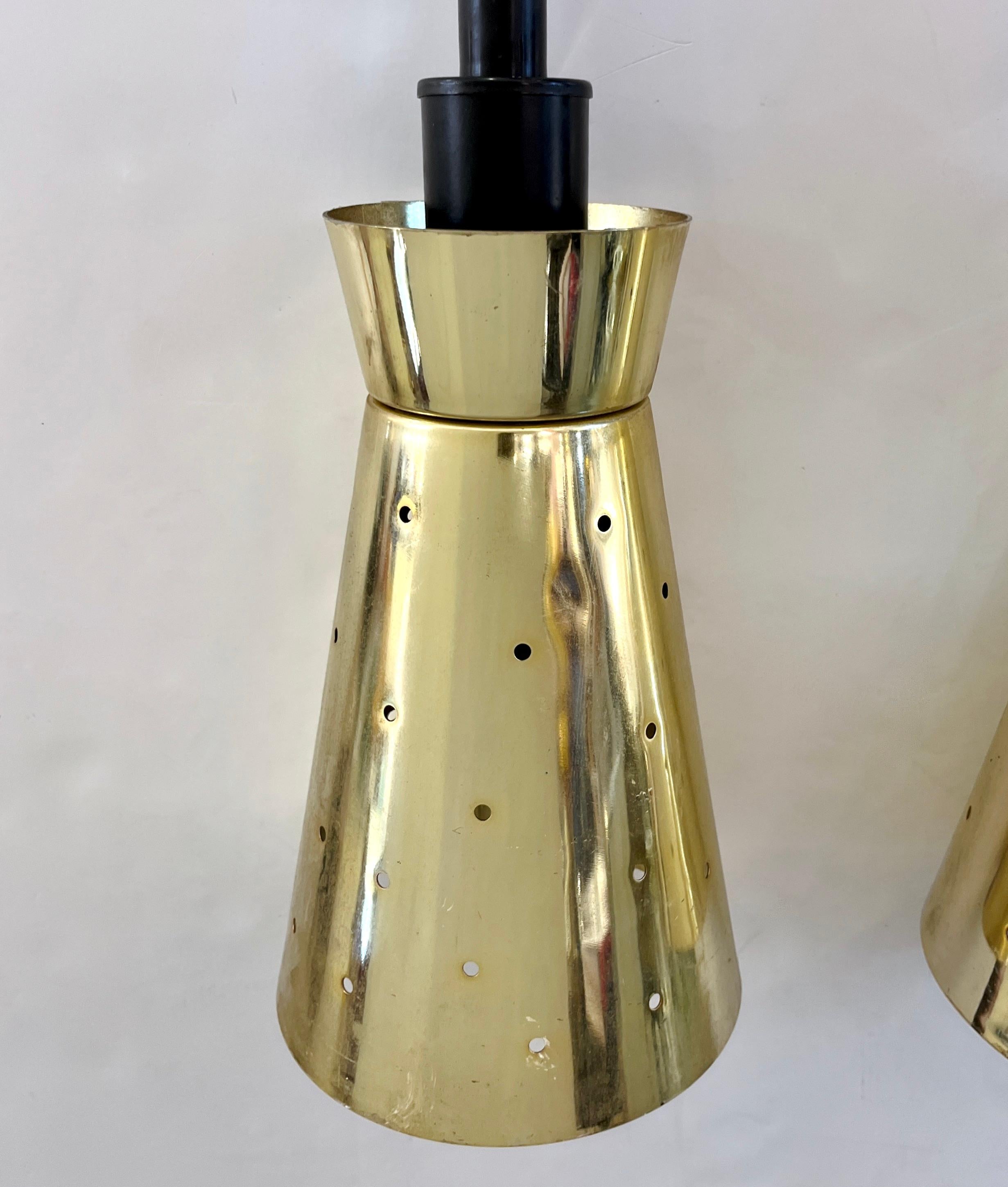 Llamativo conjunto de cuatro lámparas colgantes italianas de época atribuidas a LUCI Illuminazione d'Interni, Milán. Estos colgantes escultóricos ejemplifican la refinada elegancia y la juguetona geometría características del diseño italiano de la