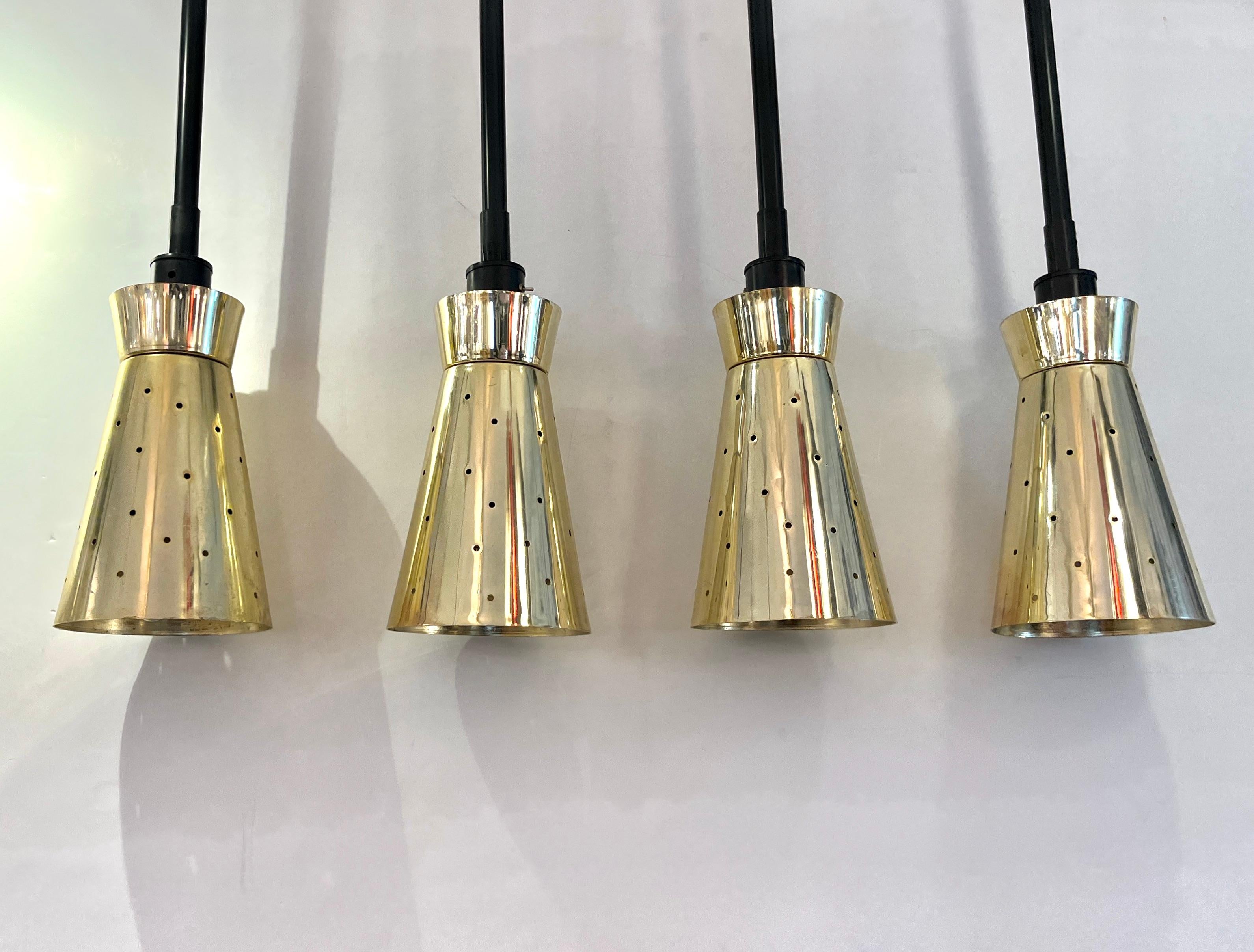 LUCI Juego de 4 lámparas colgantes cónicas italianas de mediados de siglo en negro y latón perforado Metal en venta