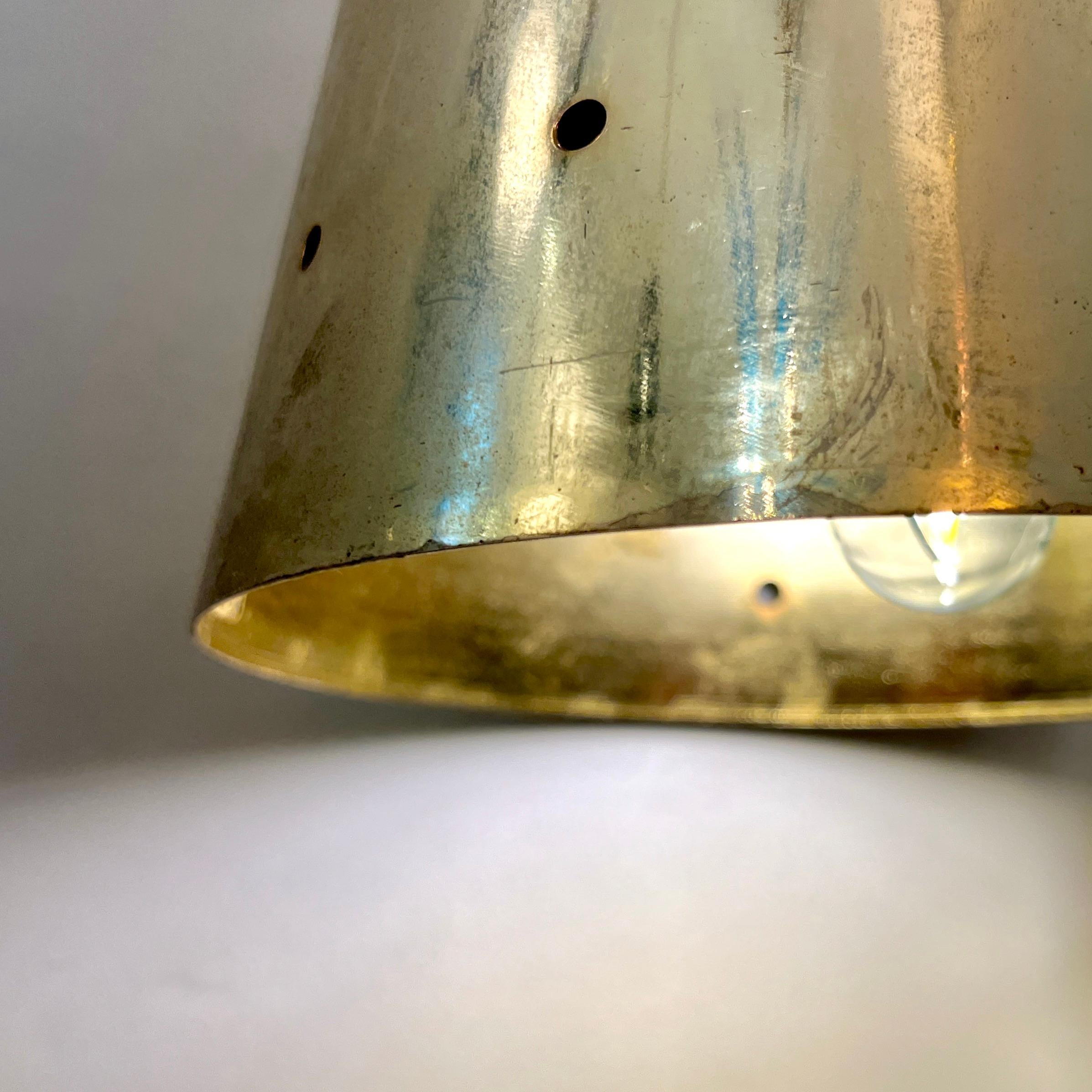 LUCI Juego de 4 lámparas colgantes cónicas italianas de mediados de siglo en negro y latón perforado en venta 1
