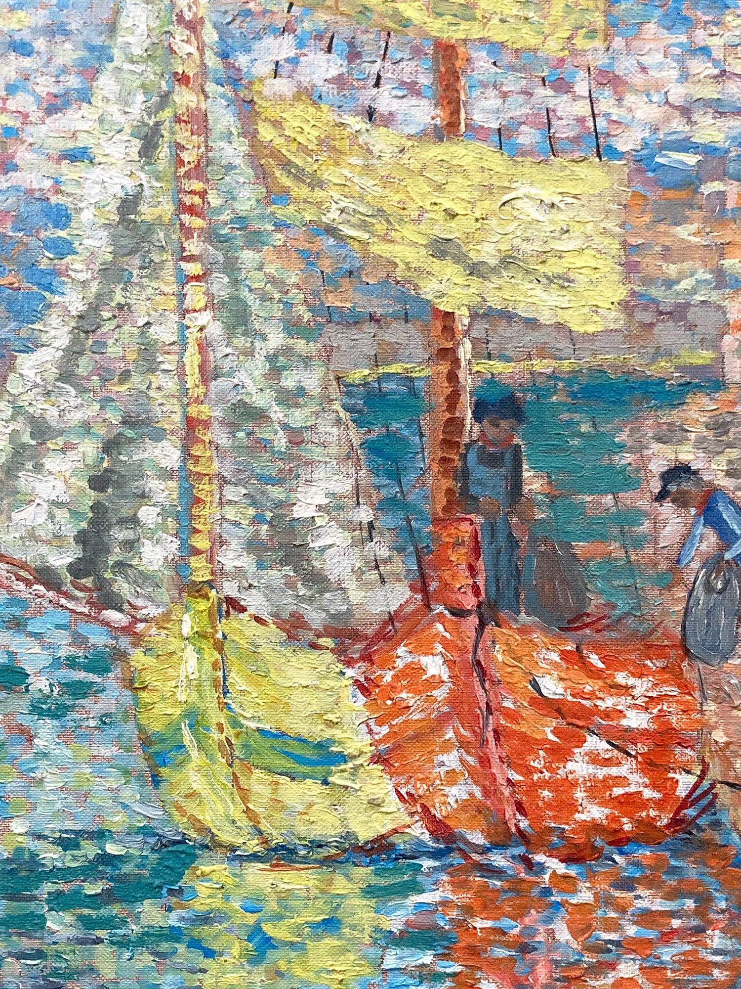 Un grande dipinto a olio della metà del XX secolo che raffigura delle barche attraccate lungo un canale in Francia con la città in lontananza. Questo pezzo ha una forte presenza con una pennellata audace e un uso massiccio della pittura, realizzata