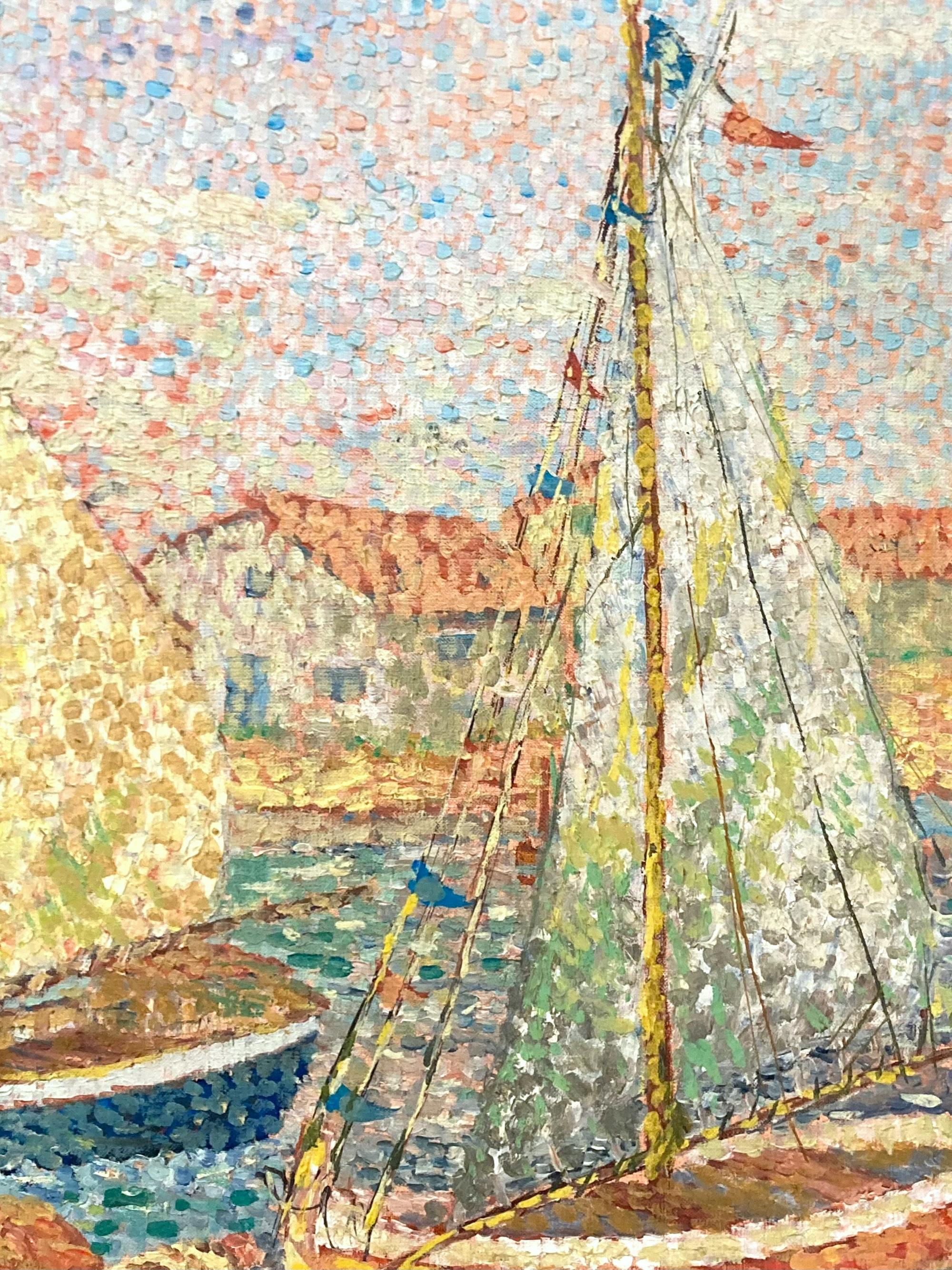 Grande peinture à l'huile du milieu du 20e siècle représentant des bateaux à voile près du port de Plaisance en France, avec des maisons et un chemin bordé d'arbres à gauche. Cette œuvre a une forte présence, avec un travail au pinceau audacieux et