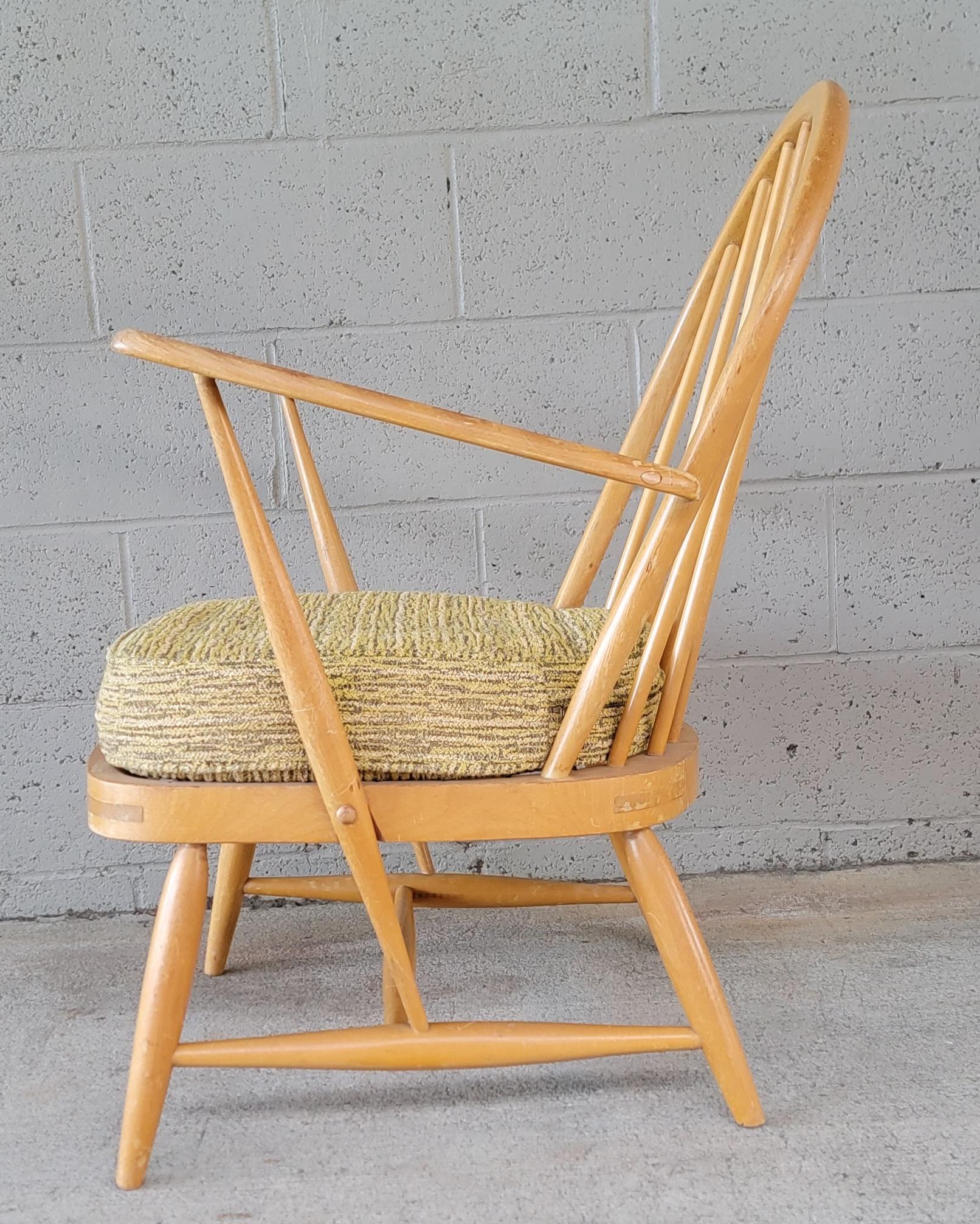 Lucian Ercolani for Ercol, Beech Wood Hoop Back Lounge Chair. 1960's In Good Condition In Fulton, CA