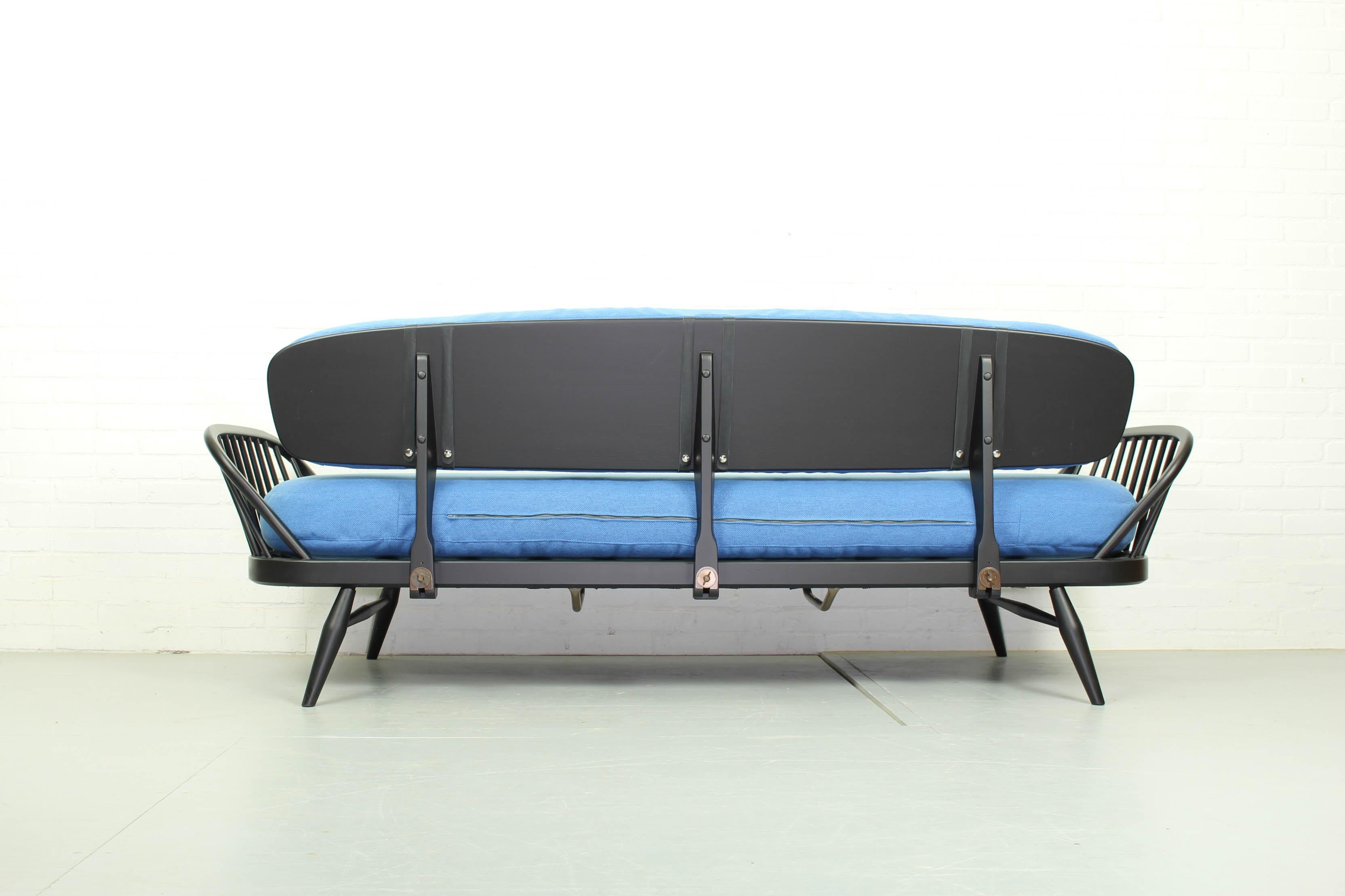 Lucian Ercolani Lounge Set with Sofa Model ‘355’ and 2 Windsor Lounge Chairs For Sale 4