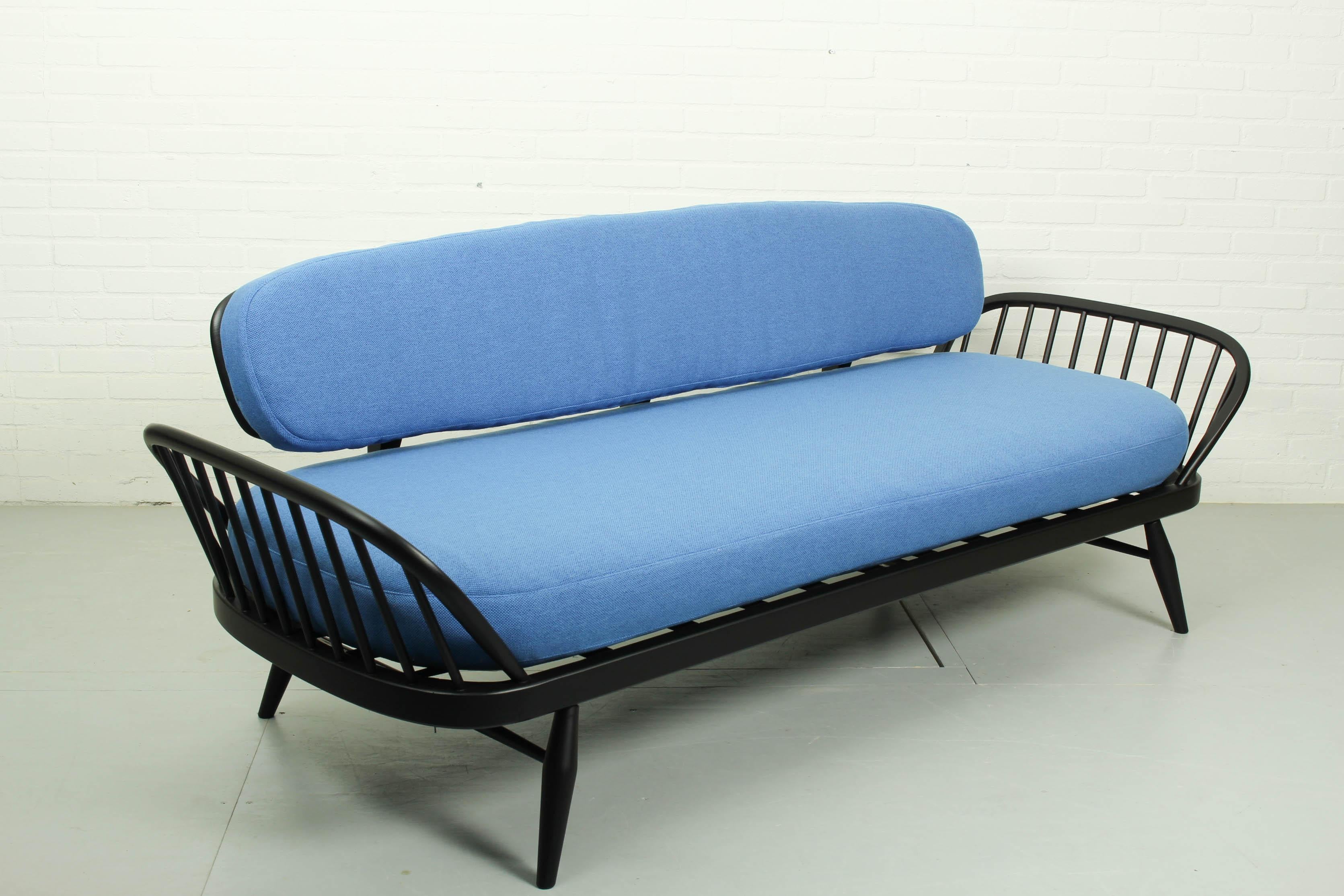 20ième siècle Ensemble de salon Lucian Ercolani avec canapé Modèle 355 et 2 chaises longues Windsor en vente