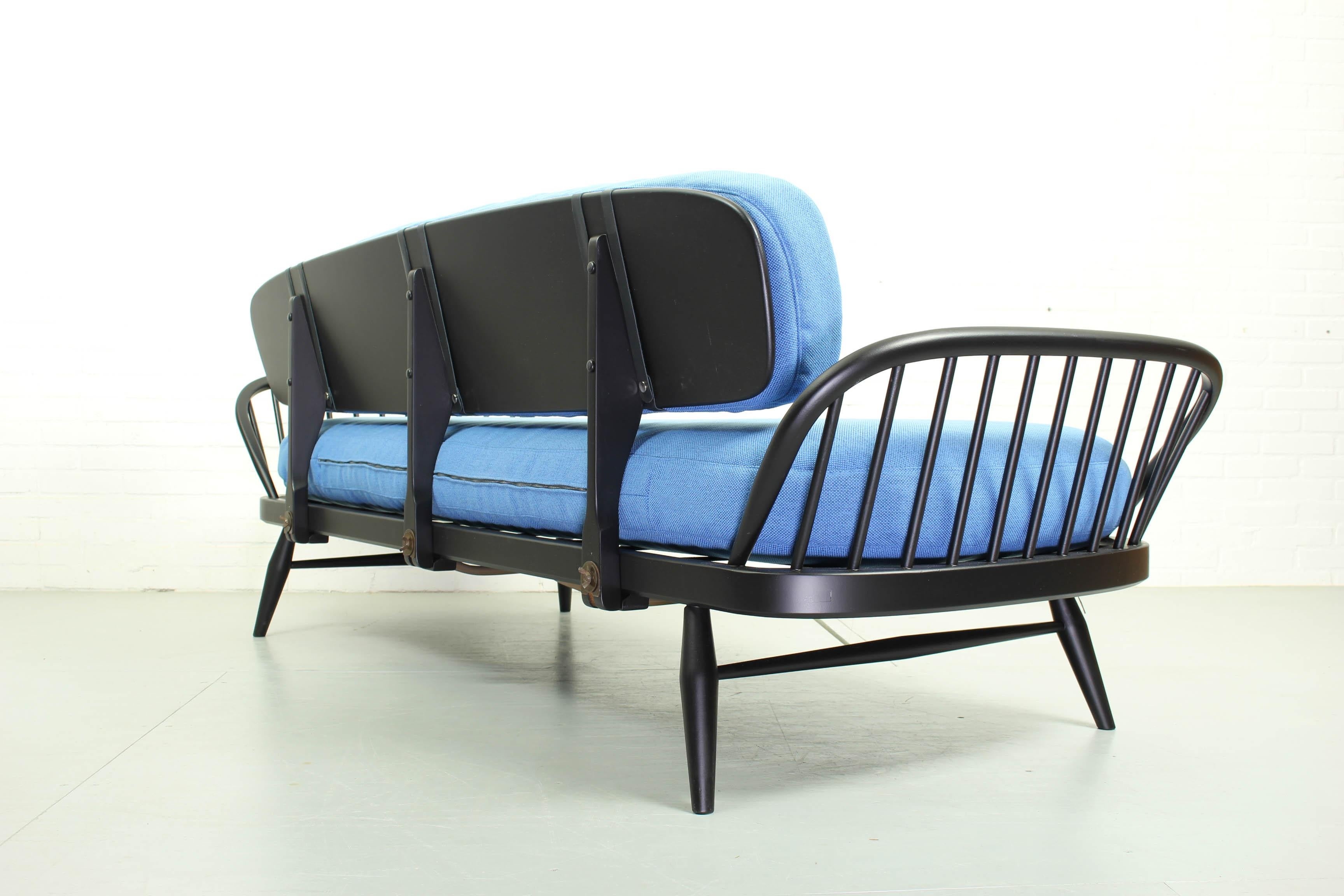 Ensemble de salon Lucian Ercolani avec canapé Modèle 355 et 2 chaises longues Windsor en vente 2