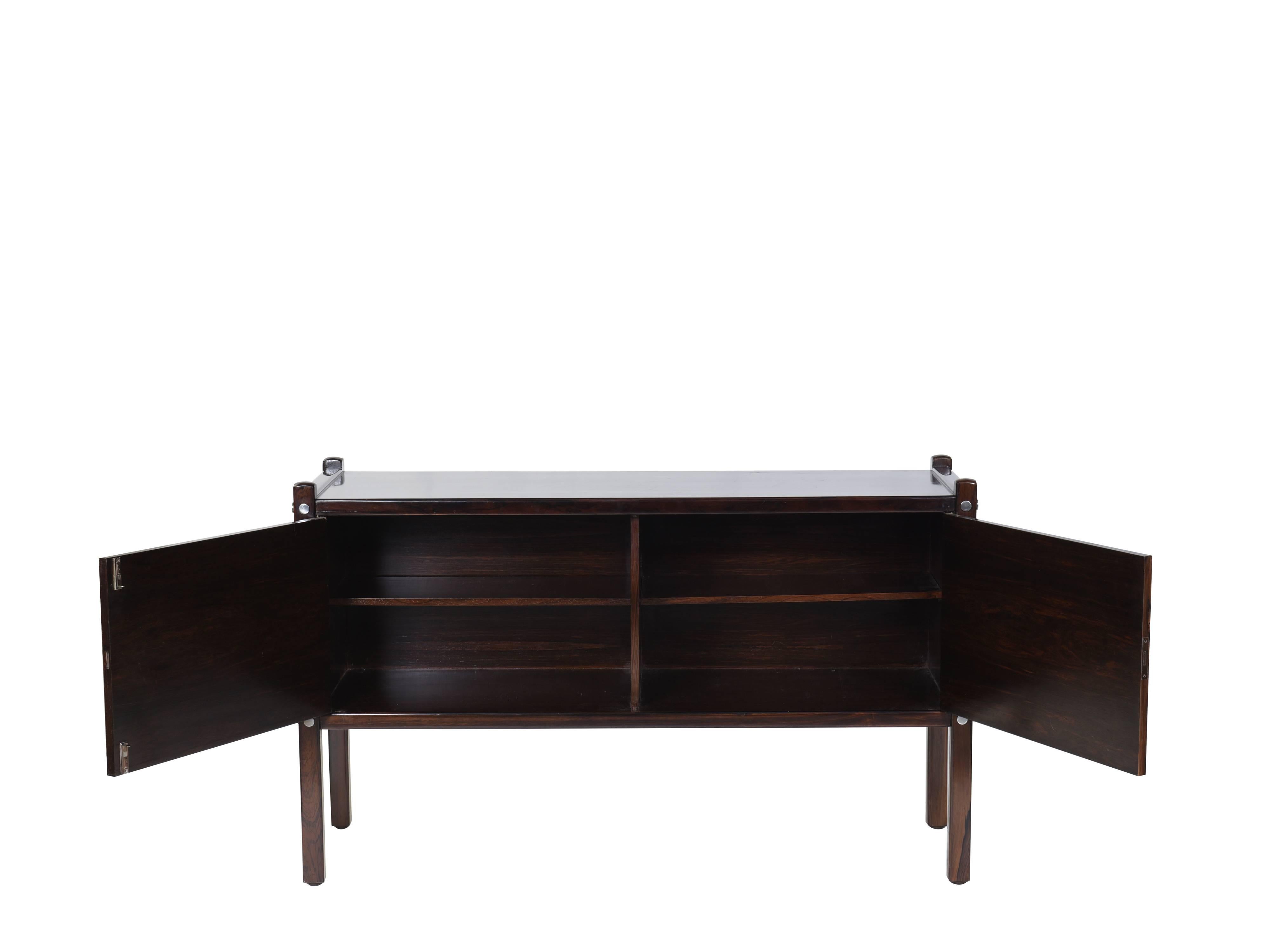 With ample storage space, its structure is plywood veneered in rosewood, feet in solid rosewood and polished brass trim.
Besides beautiful, it brings some characteristics of the products developed by Rodrigues, such as brass trimmings.