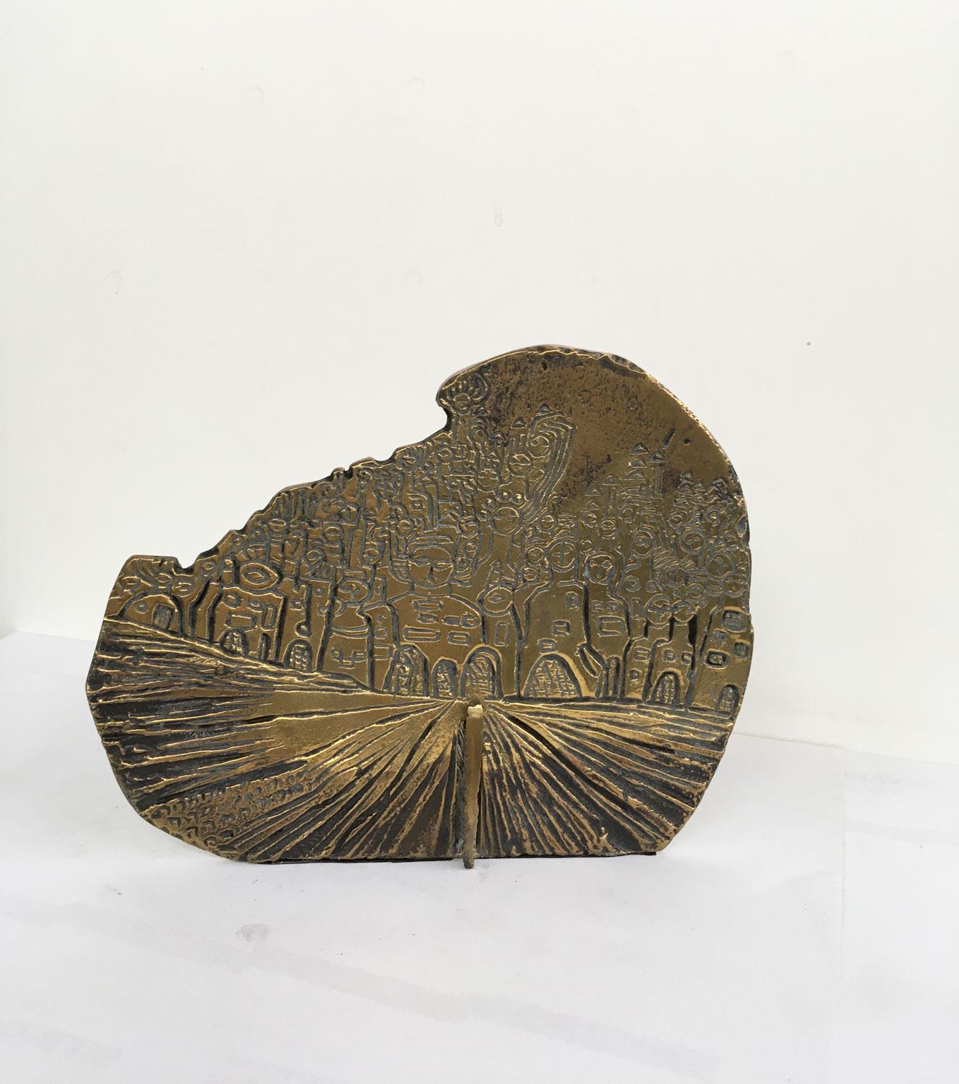 Diese einnehmende abstrakte Bronzeskulptur wurde 1980 von der italienischen Künstlerin Luciana Matalon geschaffen.
Es handelt sich um ein nummeriertes und signiertes Exemplar in einer Auflage von 1000 Stück. Der Titel lautet "Gente e dune",