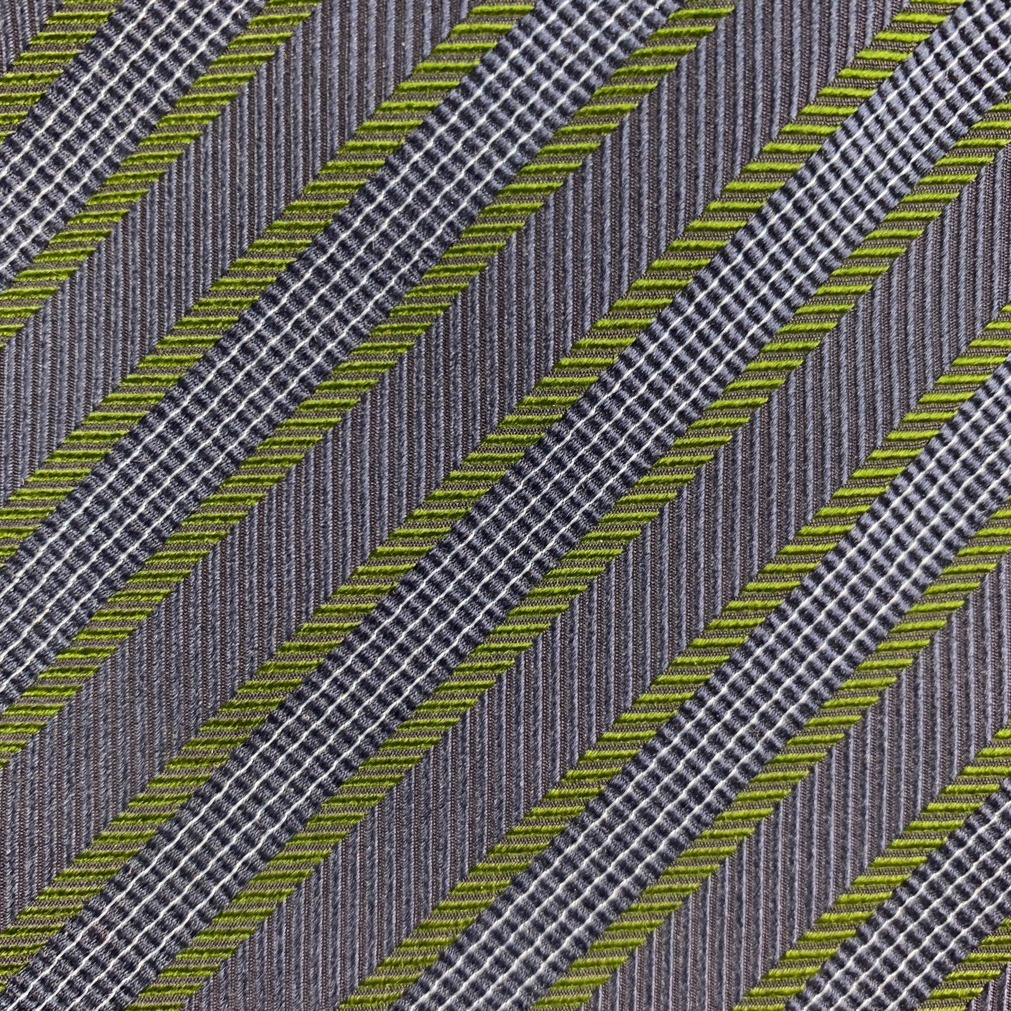 Die klassische Krawatte von LUCIANO BARBERA besteht aus 100% Seide und ist mit einem blauen und grünen Diagonalstreifenmuster versehen. Handgefertigt in Italien, sehr guter gebrauchter Zustand. 

Abmessungen: 
  Breite: 3 Zoll Länge: 58 Zoll 


  
 