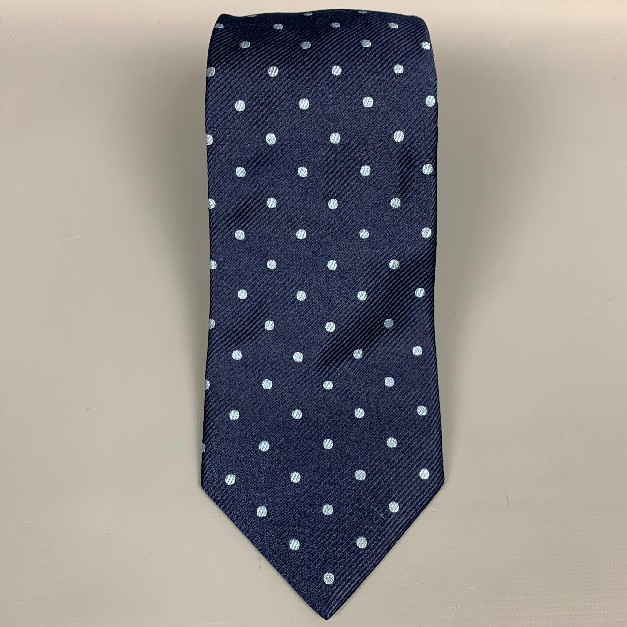 LUCIANO BARBERA neck tie comes in navy & light blue dot print silk. Made in Italy.

Very Good Pre-Owned Condition.

Measurements:

Width: 3 in.
 