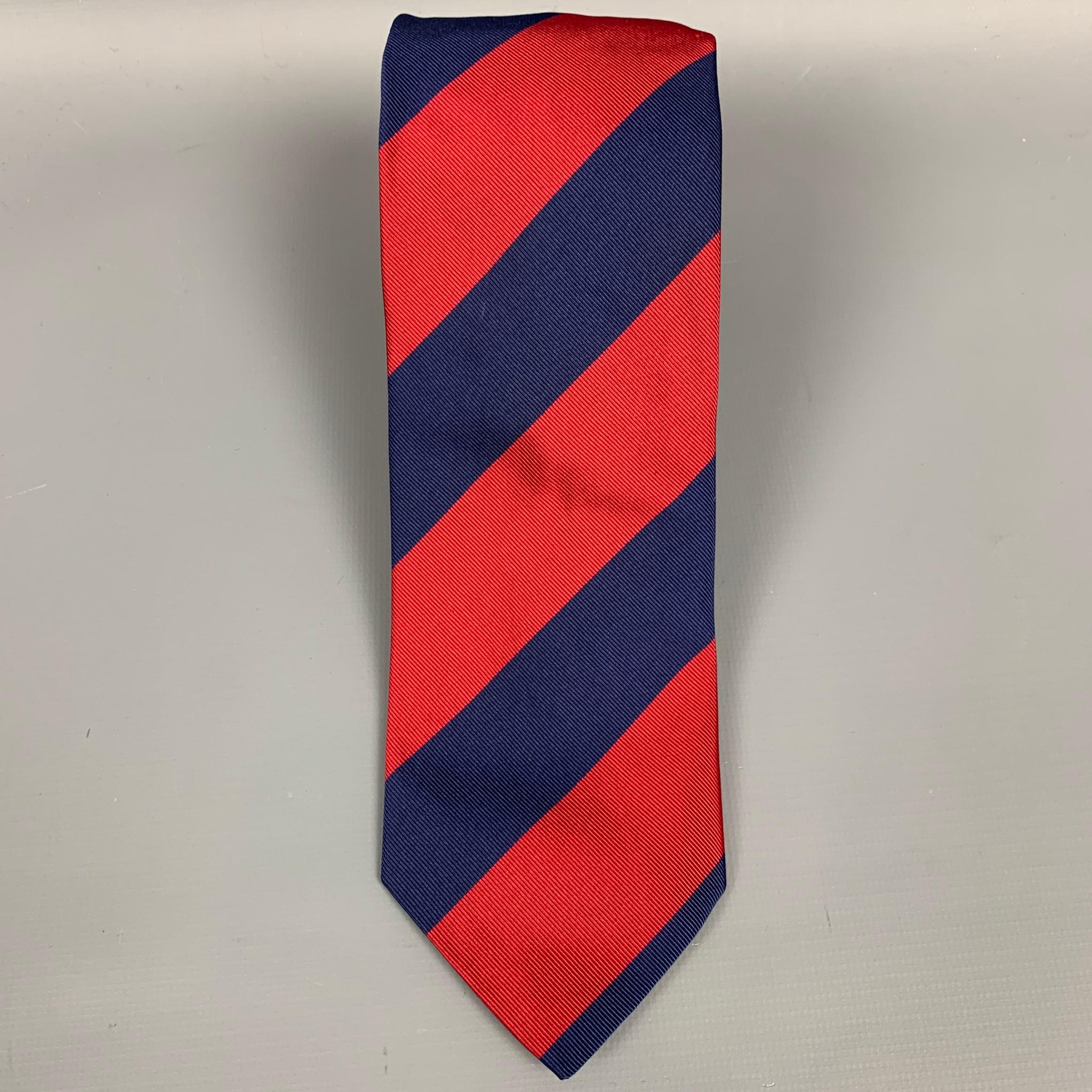 LUCIANO BARBERA neck tie comes in navy & red stripe silk / cotton. Made in Italy.

Very Good Pre-Owned Condition.

Measurements:

Width: 3 in. 