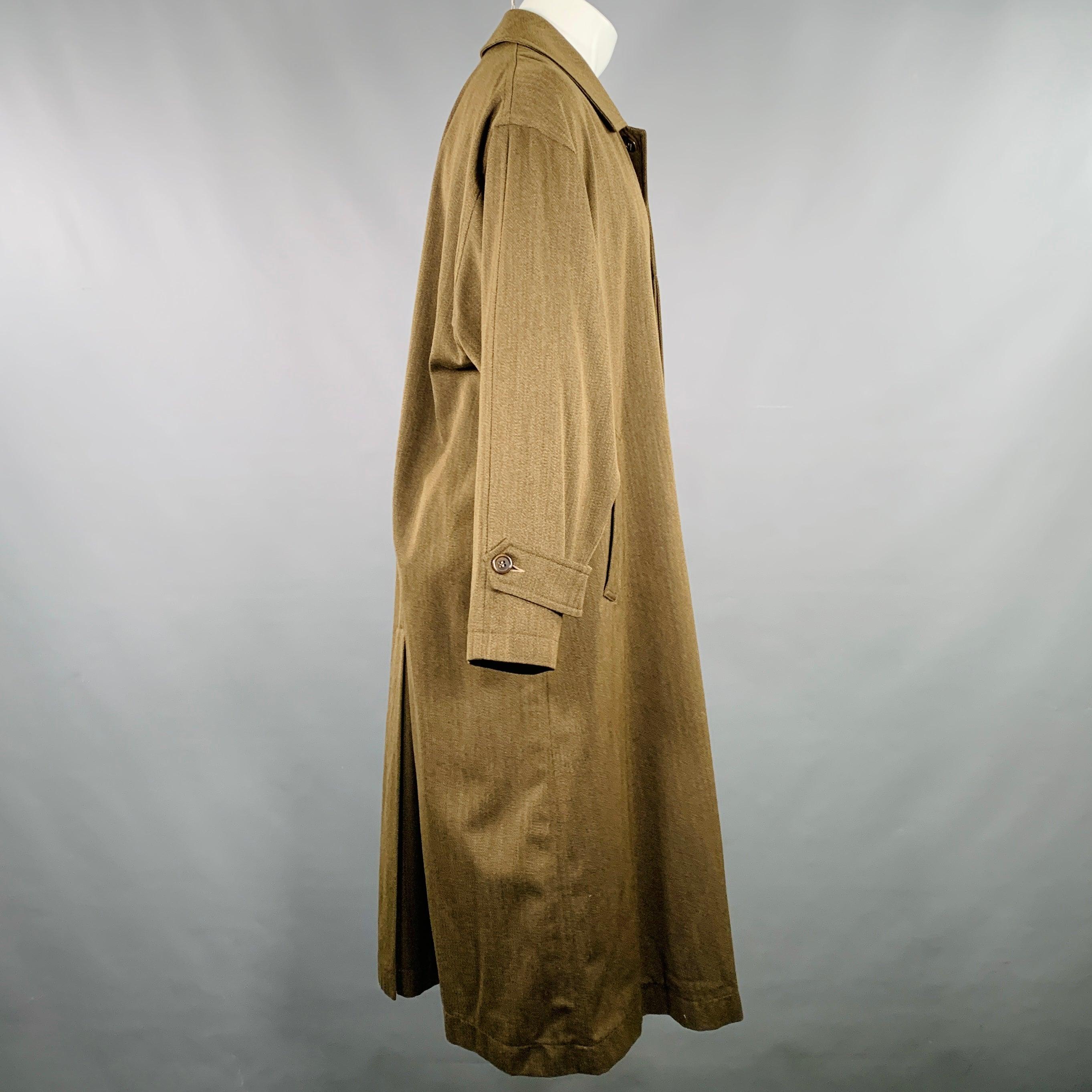 LUCIANO BARBERA manteau
en laine marron chiné, avec deux poches, des manches longues et une fermeture à boutons cachés. Fabriqué en Italie. Excellent état. 

Marqué :   IT 46 

Mesures : 
 
Epaule : 21 pouces Poitrine : 54 pouces Manche : 22 pouces