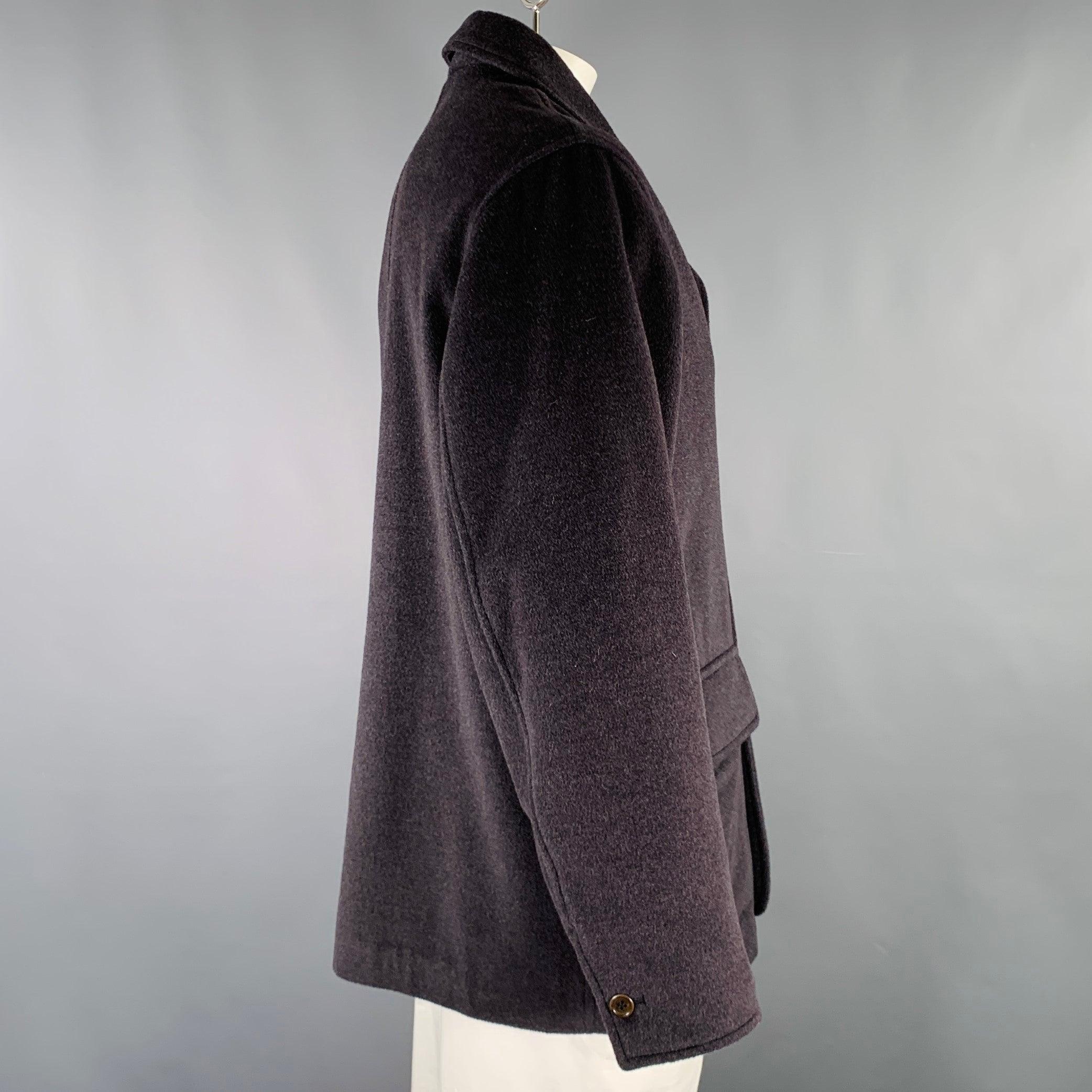 Cappotto di Luciano Barbera SPORTSWEAR
in tessuto misto lana grigio, stile monopetto, tasche multiple e chiusura con bottoni. Made in Italy.Ottime condizioni di usato. Piccolo segno sulla parte anteriore. 

Contrassegnato:   IT 52 

Misure: 
