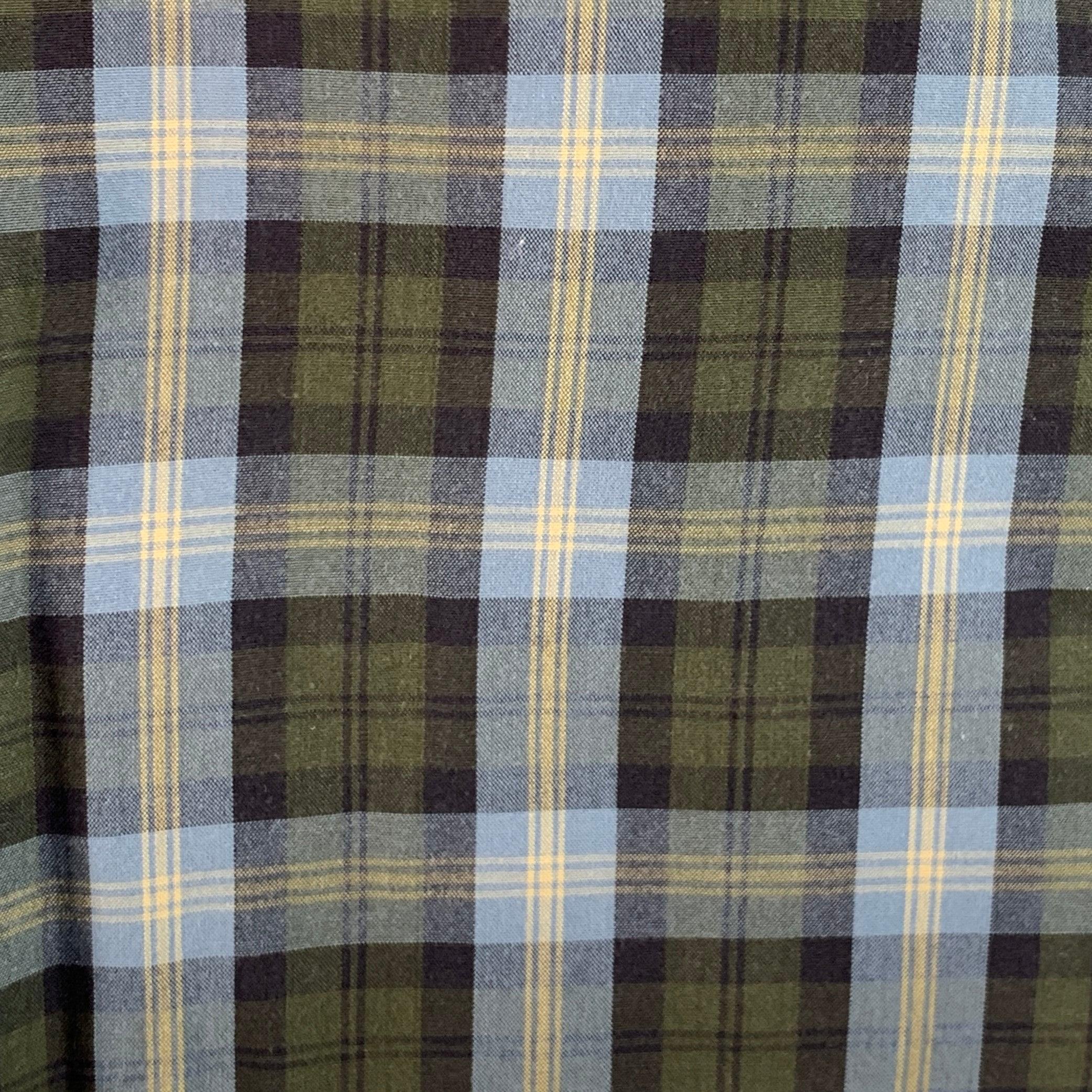 Camicia a maniche lunghe LUCIANO BARBERA
in tessuto di cotone blu e verde oliva con motivo a quadri, colletto abbottonato, una tasca e chiusura con bottoni. Made in Italy.Ottime condizioni di usato. Piccolo segno sulla tasca. 

Contrassegnato:  