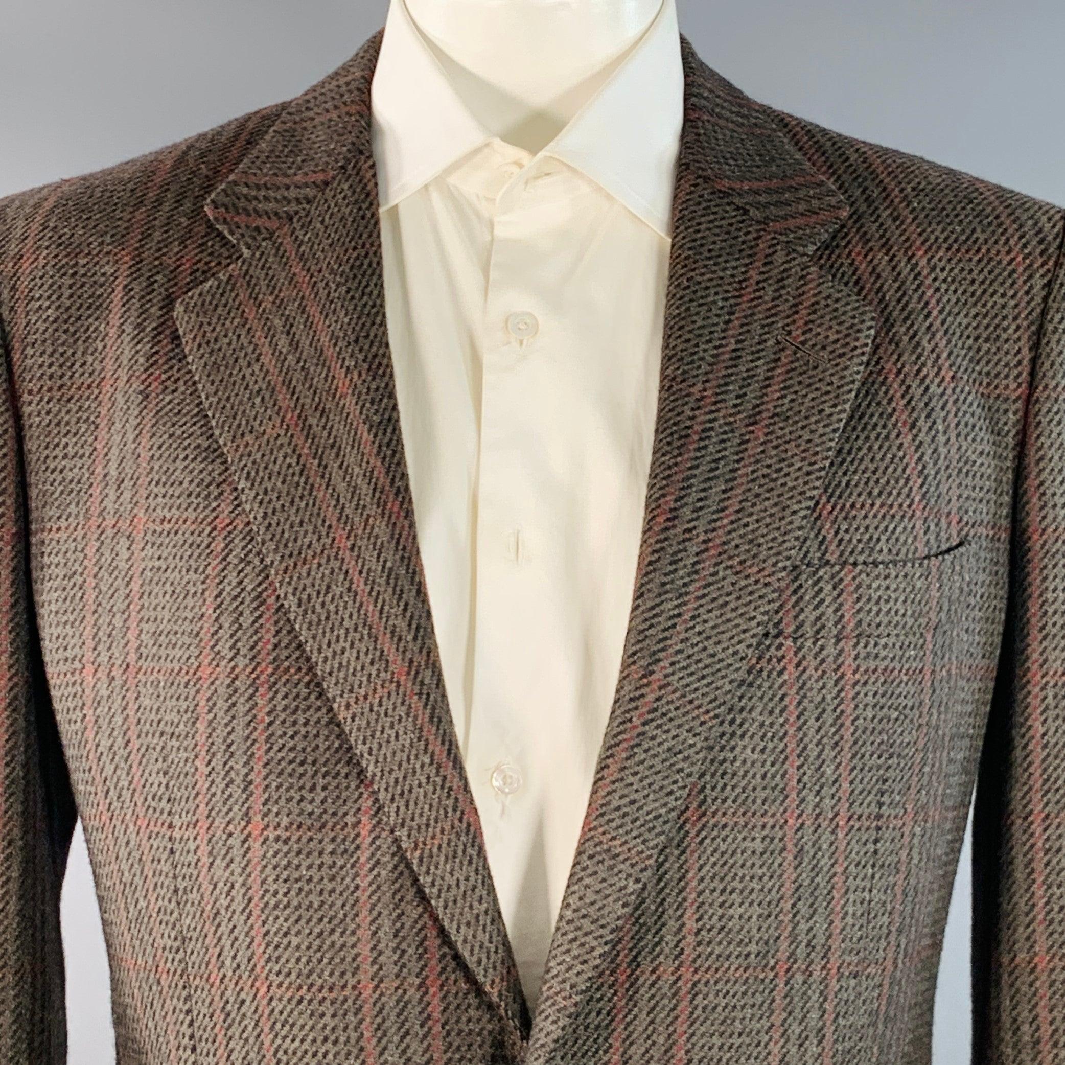 LUCIANO BARBERA abrigo sport
en un tejido de cachemira de lana marrón y roja, con un estampado de cuadros escoceses, solapa de muesca, una sola abertura en la espalda y cierre con doble botón. Made in Italy. Buen estado de conservación. Pequeño