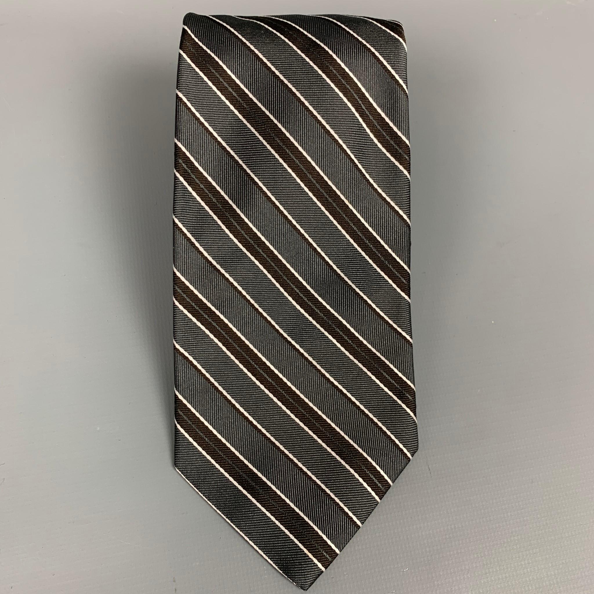 LUCIANO BARBERA neck tie comes in slate & brown stripe silk. Hand made in Italy.

Very Good Pre-Owned Condition.

Measurements:

Width: 3.5 in.