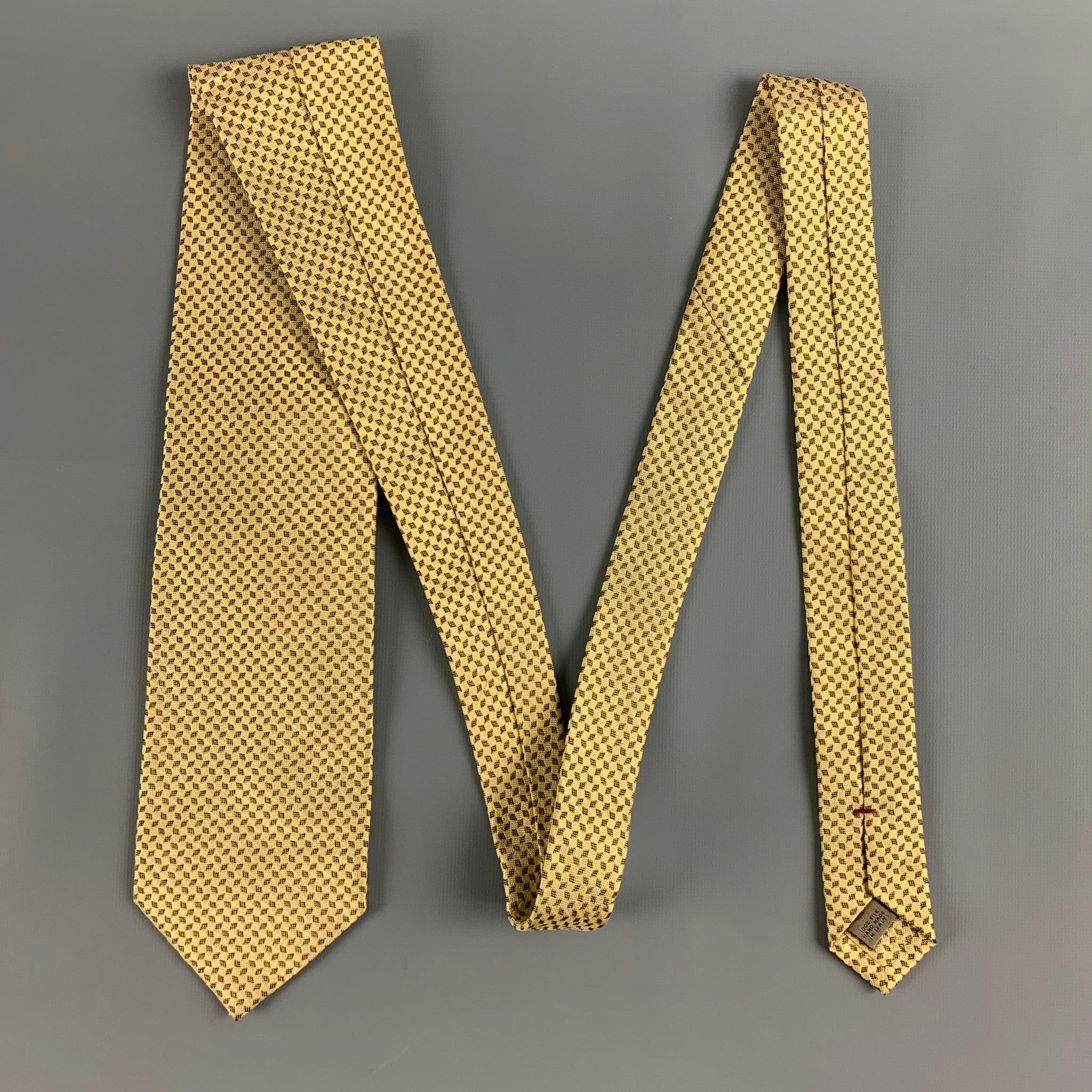 Die klassische Krawatte von LUCIANO BARBERA besteht aus 100% Seide und zeigt ein gelbes und schwarzes geometrisches Muster. Handgefertigt in Italien, sehr guter gebrauchter Zustand. 

Abmessungen: 
  Breite: 3 Zoll Länge: 58 Zoll 

  
  
 
Referenz:
