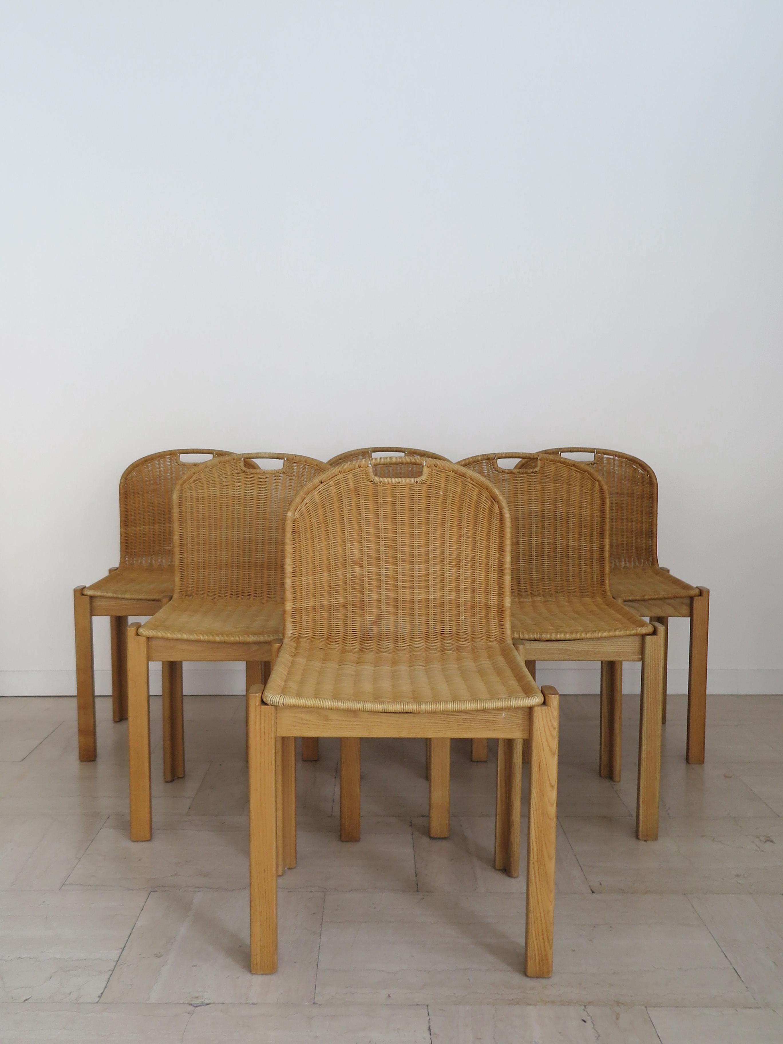 Ensemble de six chaises de salle à manger italiennes de style moderne du milieu du siècle dernier, conçues par Luciano Bertoncini et produites par Bellato, avec des pieds en chêne massif et une assise en acier tubulaire recouverte d'osier, Italie,