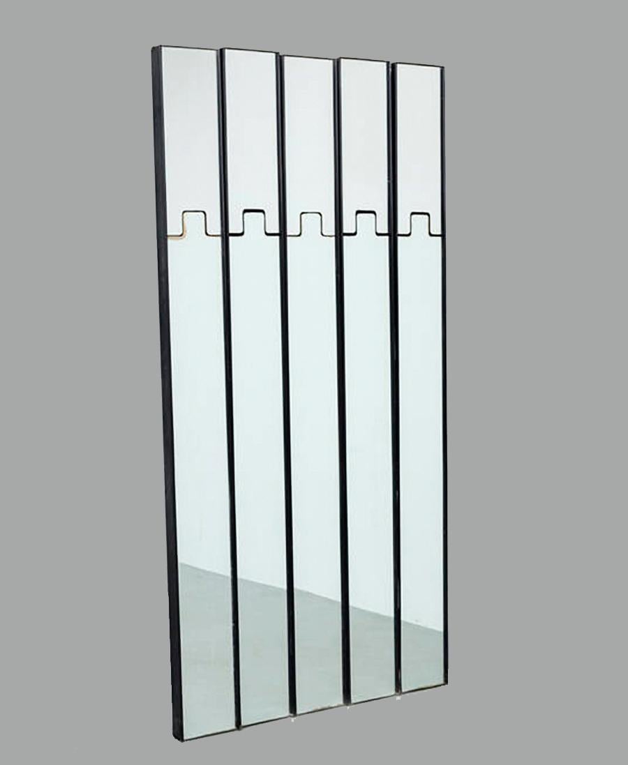 Modular coat rack/mirror Mod. 'Gronda'
Designed by Luciano Bertoncini and produced by Elco in the 1970s. Set of 5 modules with a fixed mirror part and a movable one that can be pressed to be used as a coat hanger..
Structure made of extruded plastic