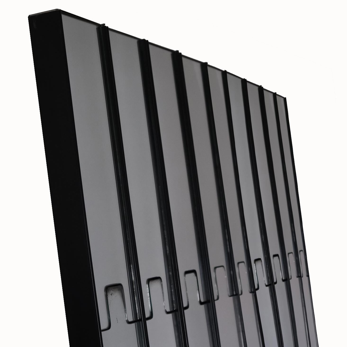 Luciano Bertoncini

Gronda

Un set di nove specchi da parete e appendiabiti in vetro e ABS.
Composto da nove pezzi rettangolari assemblati e predisposti per il montaggio a parete.
La parte superiore di ogni specchio si inclina per consentire di